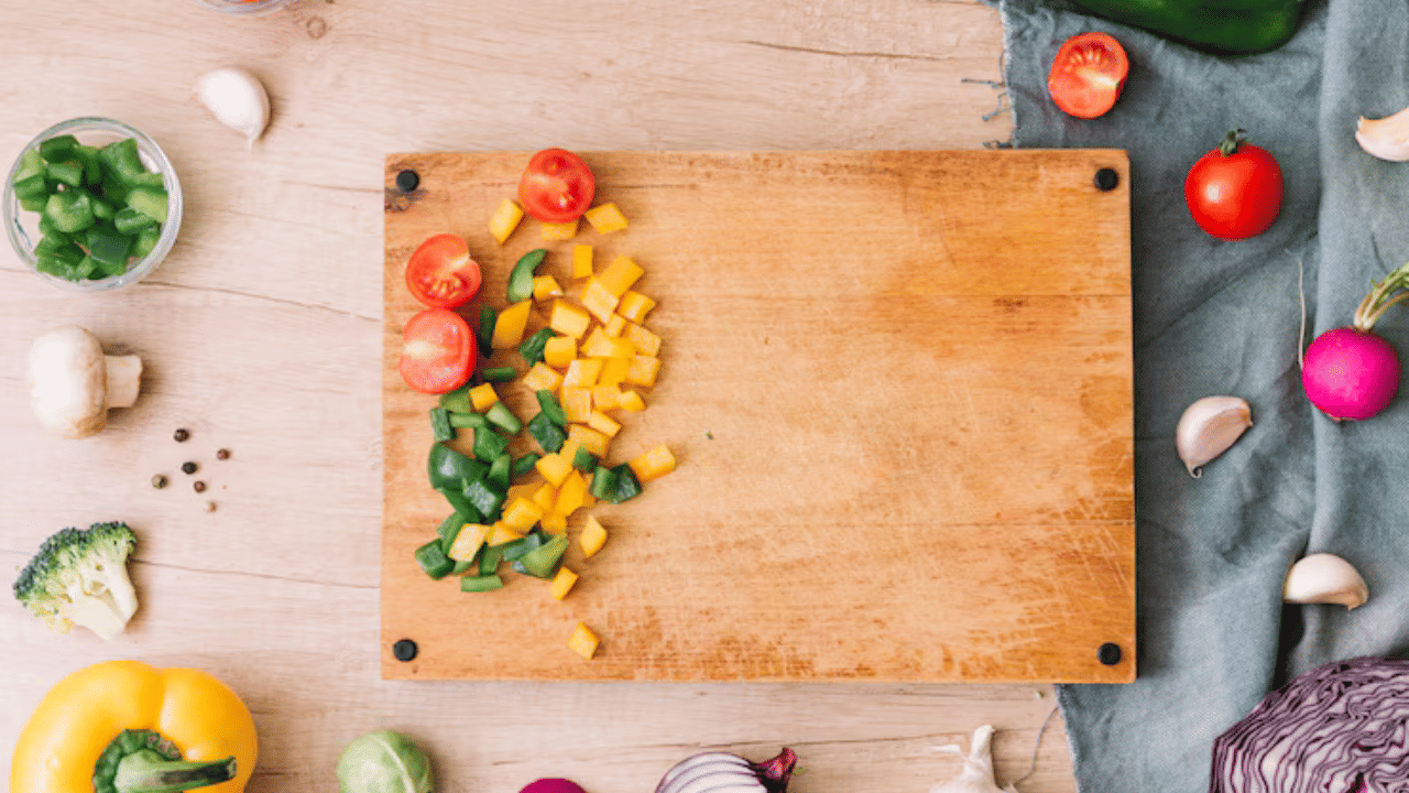 മിക്കവാറും എല്ലാവരുടെയും അടുക്കളയിൽ പച്ചക്കറികൾ അരിയാൻ ഒരു കട്ടിംഗ് ബോർഡ് ഉണ്ടാകാറുണ്ട്. കൈവച്ച് അരിയാൻ പേടിയുള്ളവരും കൈയ്യുടെ സൗന്ദര്യം നഷ്ടമാകുമെന്ന് ഭയന്നുമാണ് പലരും ഇത് ഉപയോ​ഗിക്കുന്നത്. കൂടാതെ കട്ടിംഗ് ബോർഡുകളിൽ പച്ചക്കറികൾ അരിയുന്നത് ജോലി വളരെ  വേ​ഗത്തിലാക്കുമെന്നത് മറ്റൊരു പ്രത്യേകതയാണ്. (Image Credits: Freepik)
