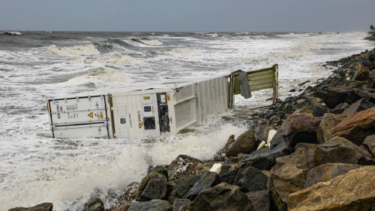 Kochi Ship Accident: കൊല്ലം തീരത്തേക്ക് കൂടുതൽ കണ്ടെയ്നറുകൾ; അതീവ ജാഗ്രതയിൽ തീരദേശം; പരിശോധനയ്ക്ക് കേന്ദ്രസംഘം