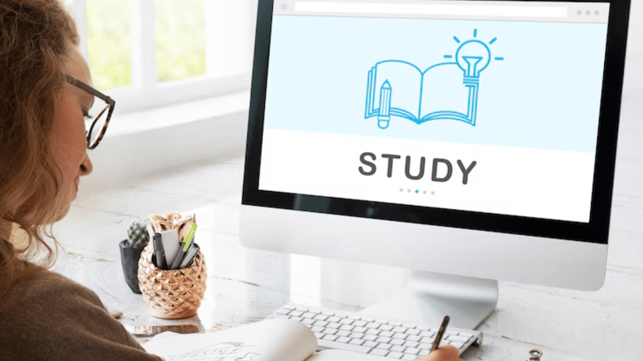 സൈബർ സെക്യൂരിറ്റി: സൈബര്‍ സെക്യൂരിറ്റി മേഖലയില്‍ പ്രവര്‍ത്തിയ്ക്കാന്‍ ആ​ഗ്രഹിക്കുന്ന പ്ലസ്സ് ടു മാത്‌സ്‌, കംപ്യൂട്ടര്‍ സയന്‍സ് പഠിച്ചവര്‍ക്ക് എന്‍ജിനീയറിങ്, കംപ്യൂട്ടര്‍ സയന്‍സ്, ബി.സി.എ., ഐ.ടി, ബിരുദ പ്രോഗ്രാമിന് ചേരാം. ബി.ടെക്ക് കംപ്യൂട്ടര്‍ സയന്‍സ്, എന്‍ജിനീയറിങ്, എ.ഐ.&ഡാറ്റാ സയന്‍സ്, മറ്റ് സൈബര്‍ സെക്യൂരിറ്റി കോഴ്സുകൾ പഠിക്കാം.
