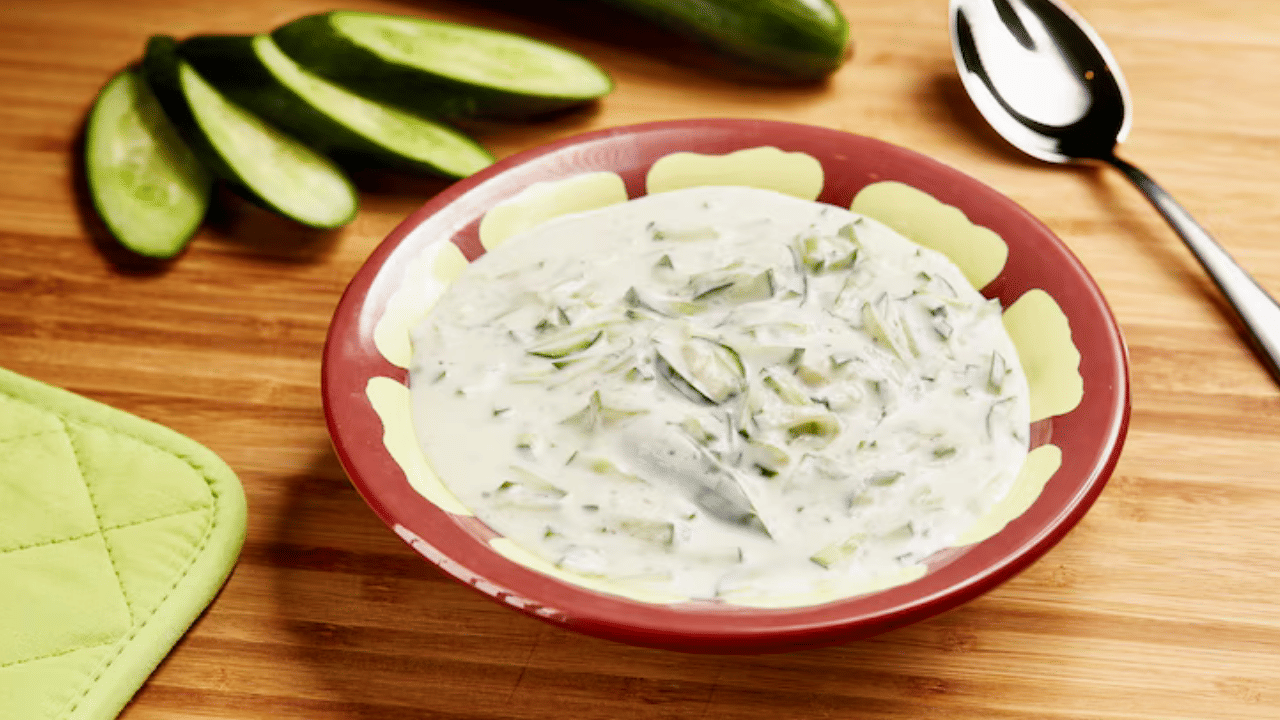 ശേഷം അതിലേക്ക് അര ടീസ്പൂൺ സോയ സോസും കുറച്ച് വറുത്ത എള്ളും ചേർത്ത് ഇളക്കുക. നിങ്ങൾക്ക് ആവശ്യമെങ്കിൽ ഇതിലേക്ക് കുറച്ച് മല്ലിയില അരിഞ്ഞതും ചേർക്കാവുന്നതാണ്. ഇതെല്ലാം ഇട്ടശേഷം അരിഞ്ഞുവച്ചിരിക്കുന്ന വെള്ളരിക്ക് അതിലേക്ക് ചേർക്കുക. ശേഷം ഓരോന്നിലും ചേരുവകൾ പിടിക്കുന്ന വിധത്തിൽ നന്നായി ഇളക്കി കൊടുക്കുക.