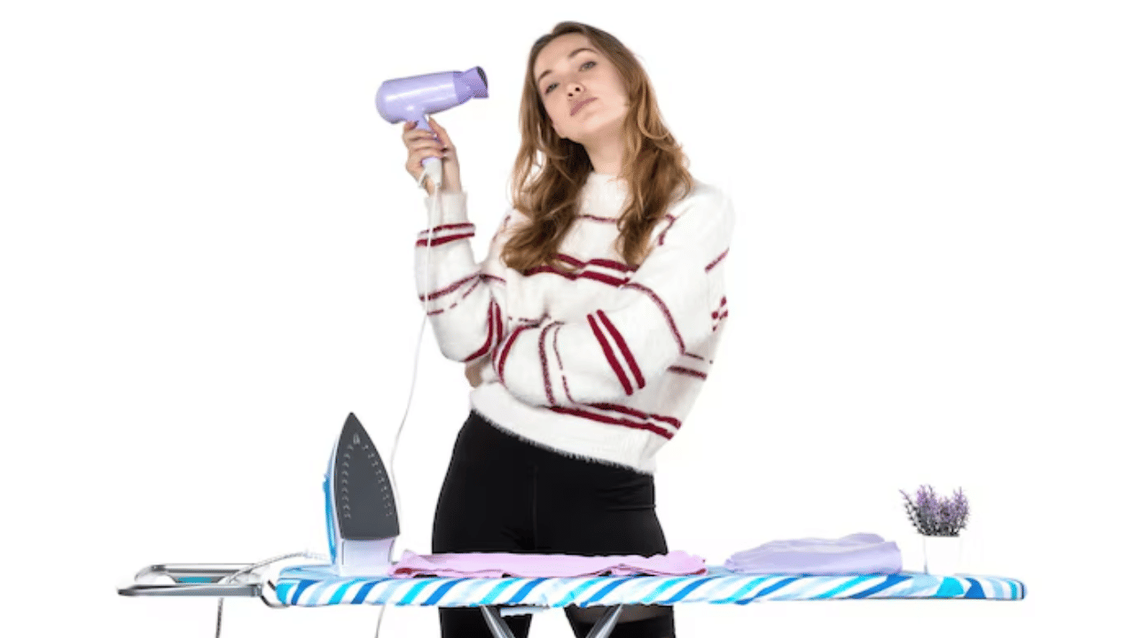 അത്യാവശ്യ സാഹചര്യങ്ങളിൽ ഹെയർ ഡ്രൈയർ ഉപയോഗിച്ചും നനഞ്ഞ വസ്ത്രങ്ങൾ ഉണക്കിയെടുക്കാം. എന്നാൽ, ഹെയർ ഡ്രൈയർ കൈകാര്യം ചെയ്യുമ്പോൾ പ്രത്യേകം ശ്രദ്ധ വേണം. (Image Credits: Freepik)
