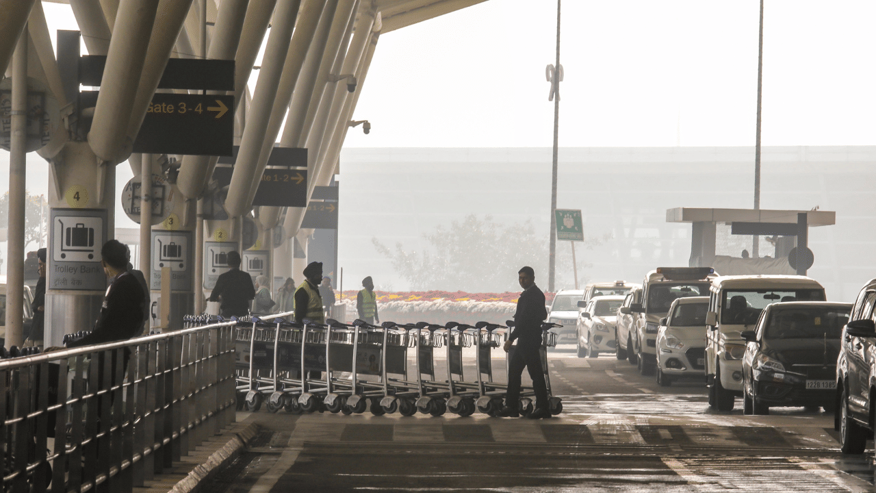 Delhi Airport: യാത്രക്കാർ ശ്രദ്ധിക്കുക! ഡൽഹി വിമാനത്താവളത്തിൽ 49 വിമാനങ്ങൾ വഴിതിരിച്ചുവിട്ടു; കൂടുതലറിയാം Delhi Airport: യാത്രക്കാർ ശ്രദ്ധിക്കുക! ഡൽഹി വിമാനത്താവളത്തിൽ 49 വിമാനങ്ങൾ വഴിതിരിച്ചുവിട്ടു; കൂടുതലറിയാം
