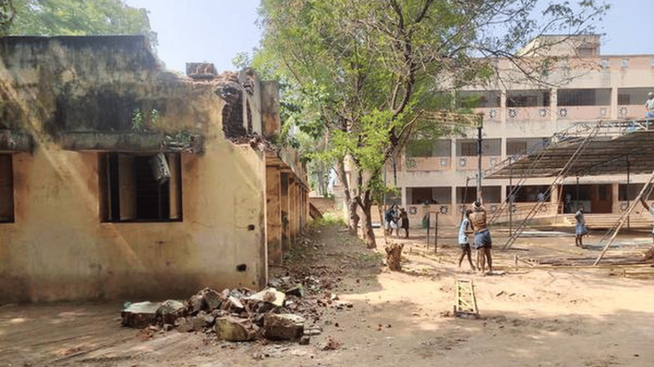 Demolish Buildings In School: സ്കൂളുകളിലെ അപകടാവസ്ഥയിലുള്ള കെട്ടിടങ്ങൾ പൊളിച്ചുനീക്കാൻ ഉത്തരവ്; പൊളിക്കുക സ്കൂൾ തുറക്കും മുമ്പ് Demolish Buildings In School: സ്കൂളുകളിലെ അപകടാവസ്ഥയിലുള്ള കെട്ടിടങ്ങൾ പൊളിച്ചുനീക്കാൻ ഉത്തരവ്; പൊളിക്കുക സ്കൂൾ തുറക്കും മുമ്പ്