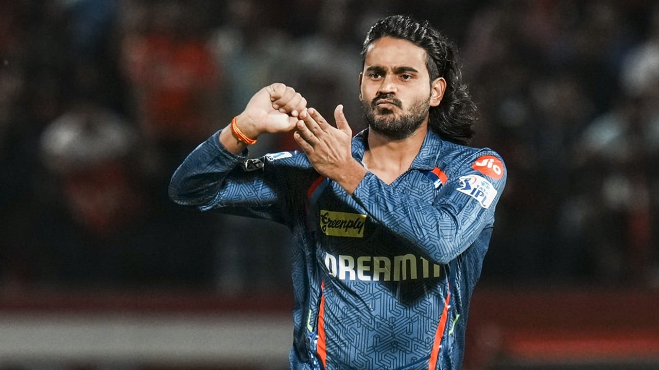 പ്രതീക്ഷിച്ചത് സംഭവിച്ചു. കളിക്കളത്തിലെ പരിധിവിട്ട പെരുമാറ്റങ്ങള്‍ തുടര്‍ക്കഥയാക്കിയ ലഖ്‌നൗ സൂപ്പര്‍ ജയന്റ്‌സ് താരം ദിഗ്‌വേഷ് രാത്തിക്കെതിരെ ഒടുവില്‍ ബിസിസിഐ കര്‍ശന നടപടിയെടുത്തു. ഒരു മത്സരത്തില്‍ നിന്ന് താരത്തിന് വിലക്കേര്‍പ്പെടുത്തി (Image Credits: PTI).