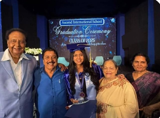 ശിവകുമാര്, ഭാര്യ ലക്ഷ്മി, ചന്ദര് സാധന, ഭാര്യ സീമ എന്നിവര് ചടങ്ങിലെത്തിയതോടെ താരങ്ങളും കുടുംബവും തമ്മില് യാതൊരു വിധ പ്രശ്നങ്ങളും ഇല്ലെന്ന് ആരാധകര്ക്ക് ബോധ്യപ്പെടുക കൂടി ചെയ്തു.