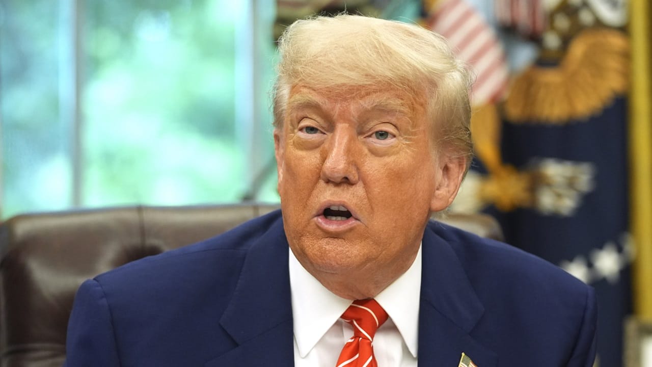 ഇന്ത്യയും പാകിസ്ഥാനും തമ്മിലുള്ള സംഘർഷം 'എത്രയും വേഗം കുറയ്ക്കണമെന്ന്' യുഎസ് പ്രസിഡന്റ് ഡൊണാൾഡ് ട്രംപ് ആഗ്രഹിക്കുന്നു എന്ന് വൈറ്റ് ഹൗസ്. വൈറ്റ് ഹൗസ് പ്രസ് സെക്രട്ടറി കരോലിൻ ലീവിറ്റാണ് ഇക്കാര്യം പറഞ്ഞത്. ഈ സംഘർഷാവസ്ഥ എത്രയും വേഗം കുറയണമെന്ന് ട്രംപ് ആഗ്രഹിക്കുന്നു. പതിറ്റാണ്ടുകളായി പരസ്പരം പോരടിക്കുന്ന രണ്ട് രാജ്യങ്ങളാണിതെന്ന് ട്രംപ് മനസിലാക്കുന്നുവെന്നും ലീവിറ്റ് പറഞ്ഞു (Image Credits: PTI)