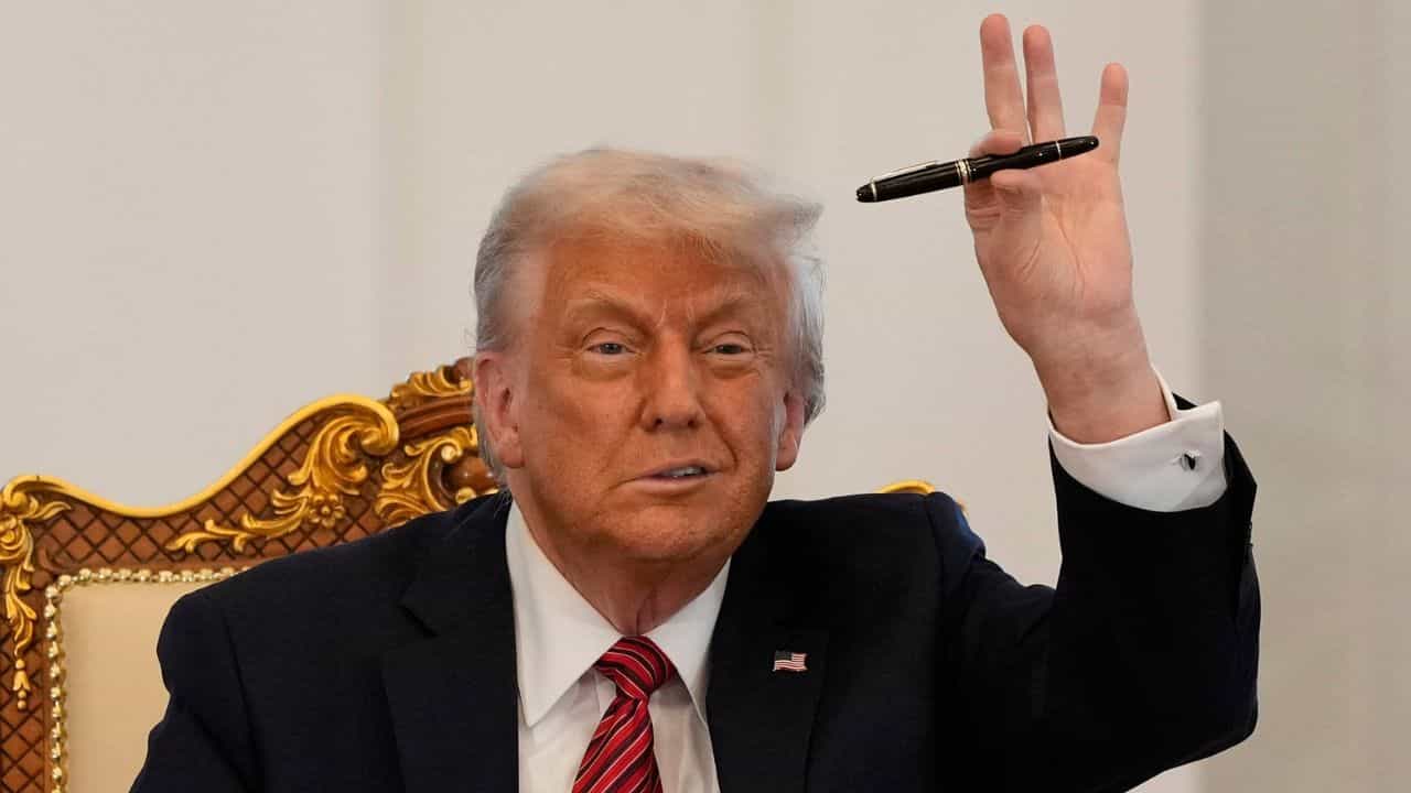 Trump UAE Visit : ബുഷിന് ശേഷം യുഎഇയിലേക്കെത്തുന്ന അമേരിക്കൻ പ്രസിഡൻ്റ്; ട്രംപിനെ സ്വീകരിക്കാൻ വൻ സന്നാഹങ്ങളുമായി അബുദാബി Trump UAE Visit : ബുഷിന് ശേഷം യുഎഇയിലേക്കെത്തുന്ന അമേരിക്കൻ പ്രസിഡൻ്റ്; ട്രംപിനെ സ്വീകരിക്കാൻ വൻ സന്നാഹങ്ങളുമായി അബുദാബി