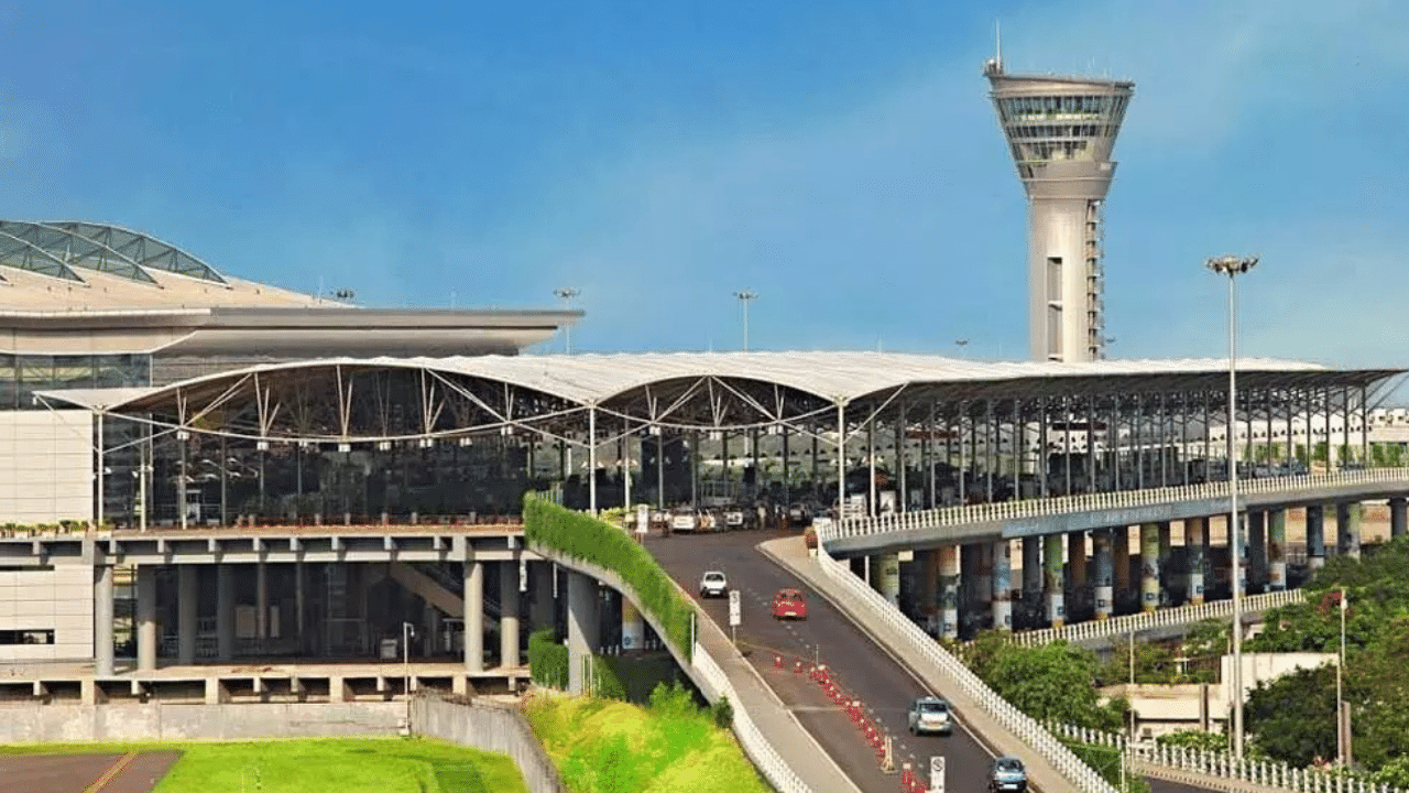 Drone Banned: ഹൈദരാബാദ് അന്താരാഷ്ട്ര വിമാനത്താവളത്തിന് സമീപത്തും സൈബറാബാദിലും ഡ്രോൺ ഉപയോഗം നിരോധിച്ചു Drone Banned: ഹൈദരാബാദ് അന്താരാഷ്ട്ര വിമാനത്താവളത്തിന് സമീപത്തും സൈബറാബാദിലും ഡ്രോൺ ഉപയോഗം നിരോധിച്ചു