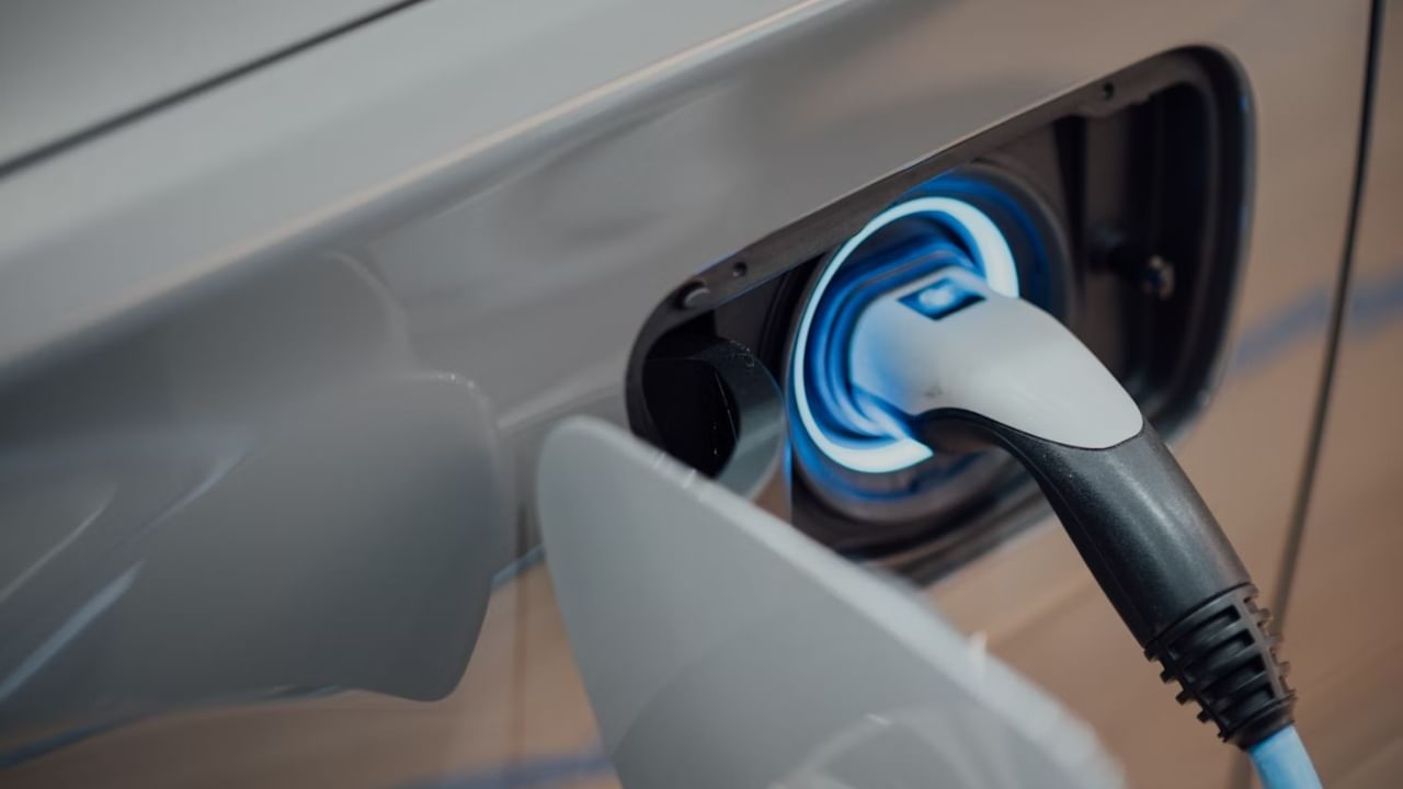 EV Charging: കേരളത്തിലെ ഇവിക്കാർക്ക് എട്ടിൻ്റെ പണി; രാത്രി ചാർജ് ചെയ്താൽ 30 ശതമാനം അധിക തുക അടയ്ക്കണം
