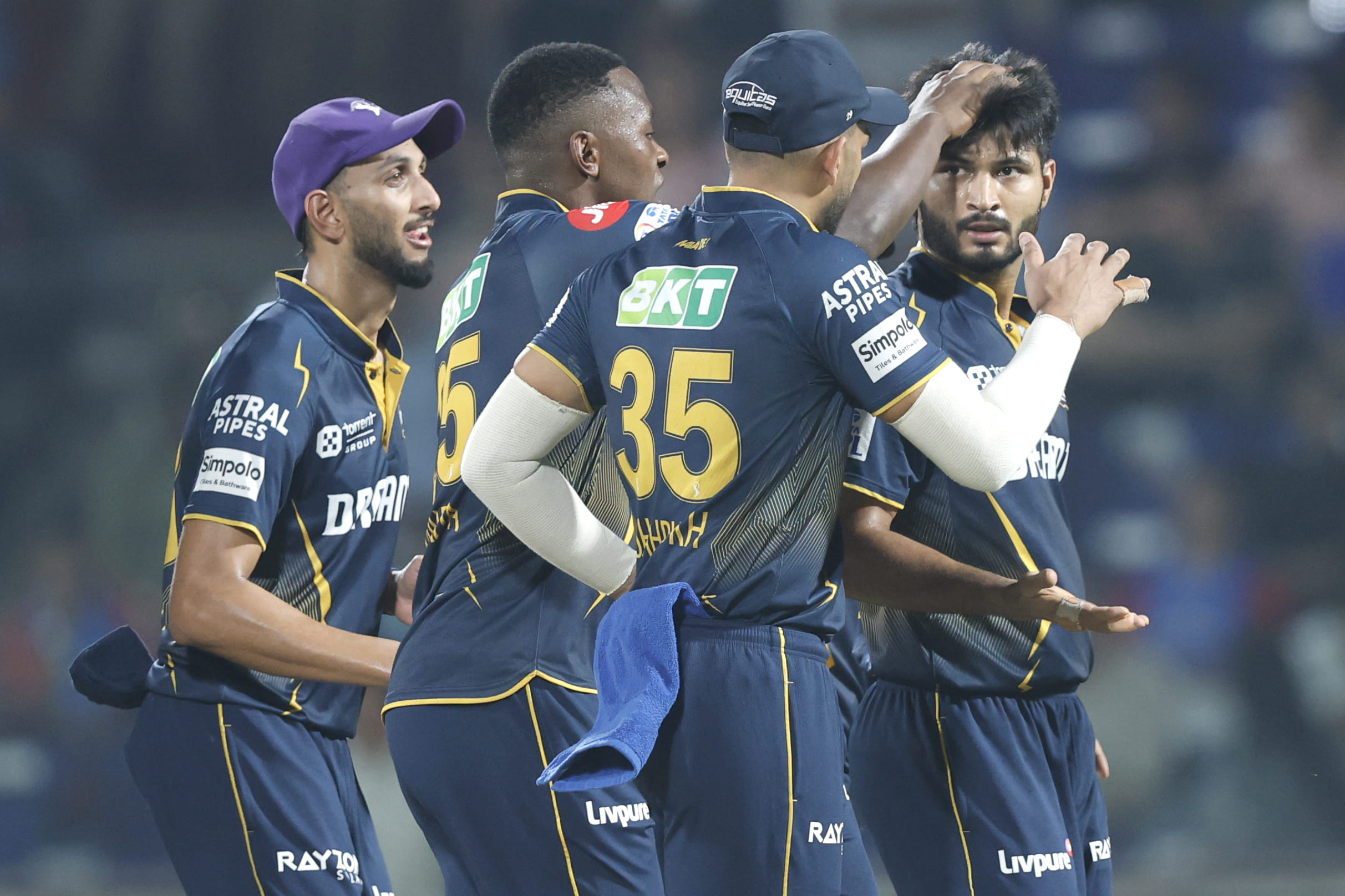 പട്ടികയിൽ രണ്ടാമതും മൂന്നാമതുമുള്ള ബെംഗളൂരുവിനും പഞ്ചാബിനും ഇനി രണ്ട് മത്സരങ്ങൾ വീതമുണ്ട്. ഇരു ടീമിനും 17 പോയിൻ്റ് വീതവും. ഇതിൽ പഞ്ചാബും ബെംഗളൂരുവും തങ്ങളുടെ അടുത്ത മത്സരങ്ങളിലൊന്ന് വിജയിച്ച് ഗുജറാത്ത് അടുത്ത കളി തോറ്റാലും അവർക്ക് ആദ്യ രണ്ട് സ്ഥാനങ്ങൾ നഷ്ടമാവും.