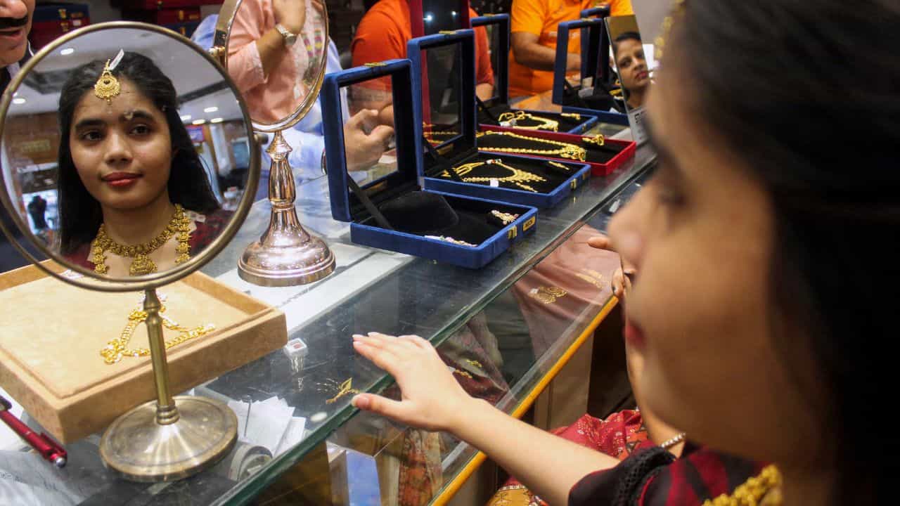 Kerala Gold Rate: ഇനിയെന്ത് വേണം! പൊന്നിന്‍ തിളക്കം കുറഞ്ഞ് തുടങ്ങി, അതെ വിലയിടിഞ്ഞു