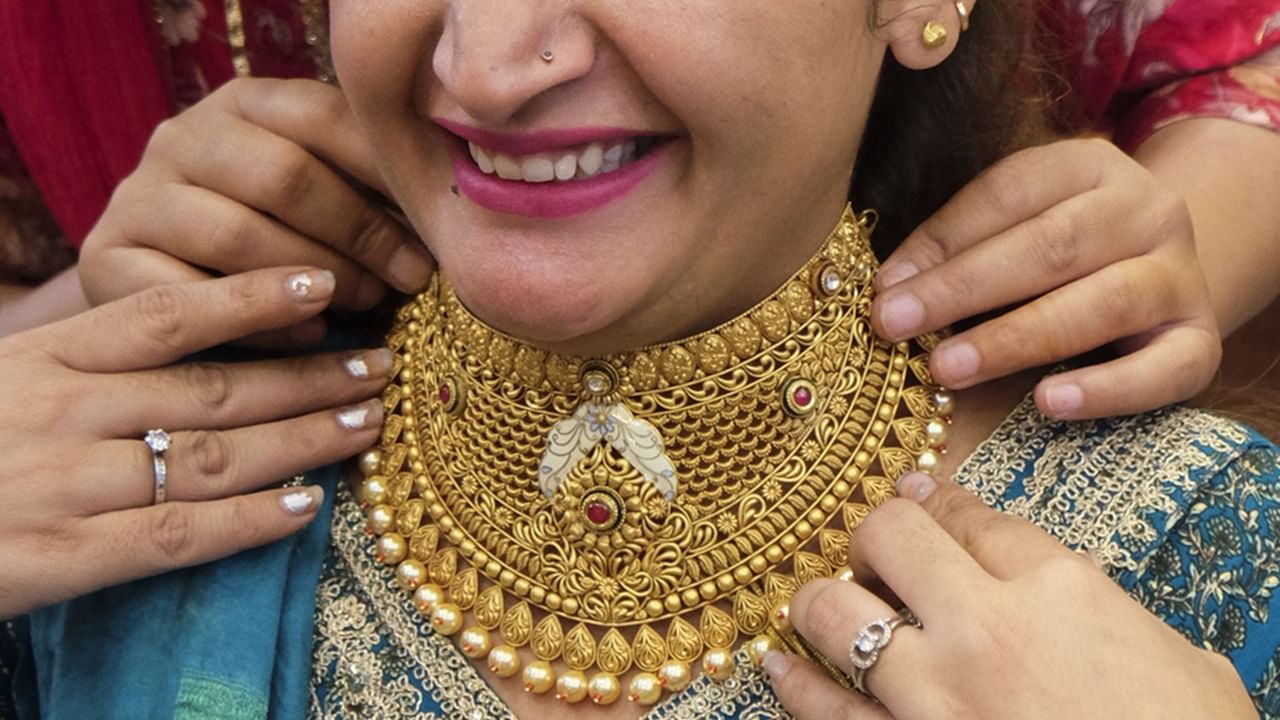 Kerala Gold Rate Today: കുതിപ്പിനൊടുവിൽ കേരളത്തിൽ സ്വർണ വില ഇടിഞ്ഞു: ഇനിയും കുറയും? Kerala Gold Rate Today: കുതിപ്പിനൊടുവിൽ കേരളത്തിൽ സ്വർണ വില ഇടിഞ്ഞു: ഇനിയും കുറയും?