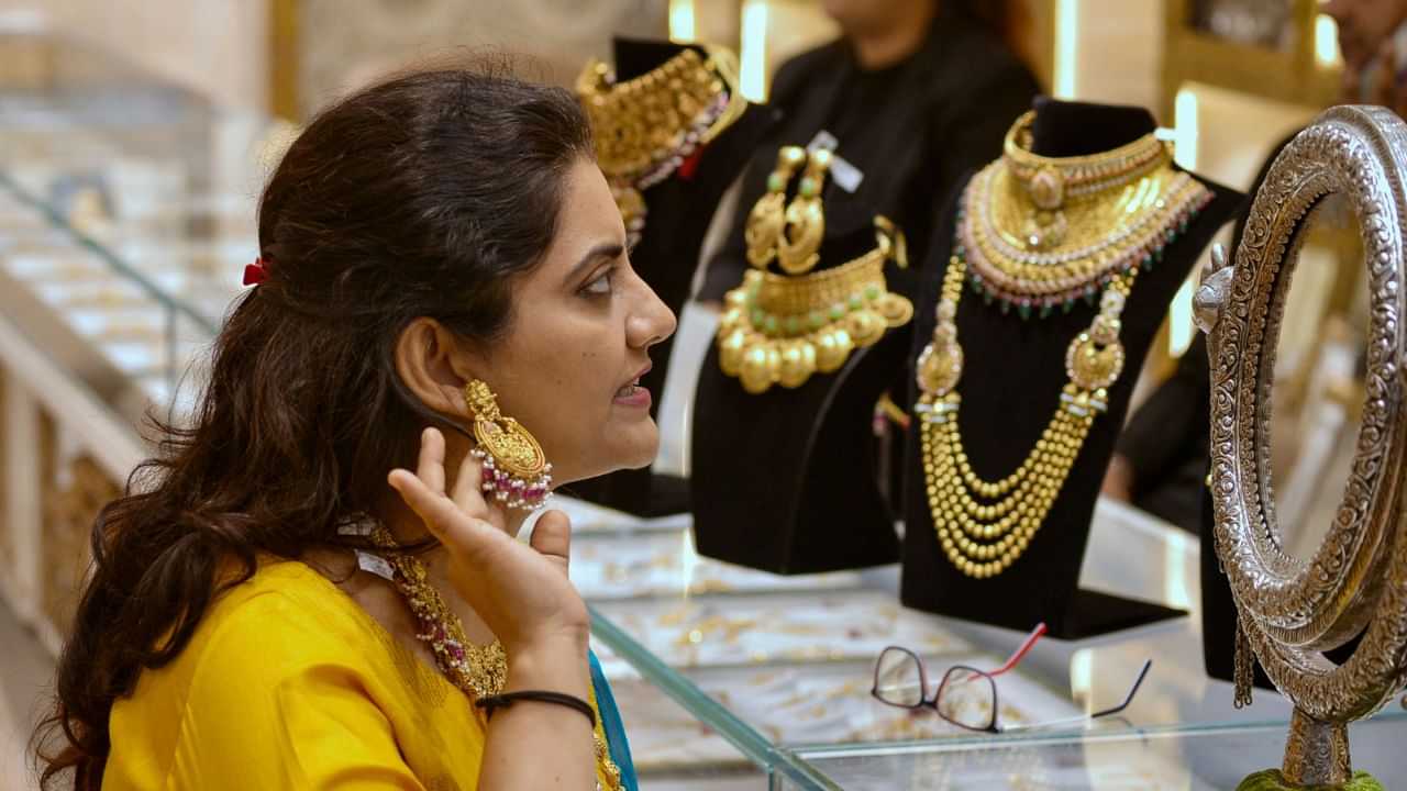 Akshaya Tritiya 2025 : സ്വർണവില എക്കാലത്തെയും ഉയർന്ന നിരക്കിൽ; എങ്കിലും അക്ഷയ തൃതീയയ്ക്ക് സ്വർണം വിറ്റു പോയ കോടികൾക്ക് കണക്കില്ല!