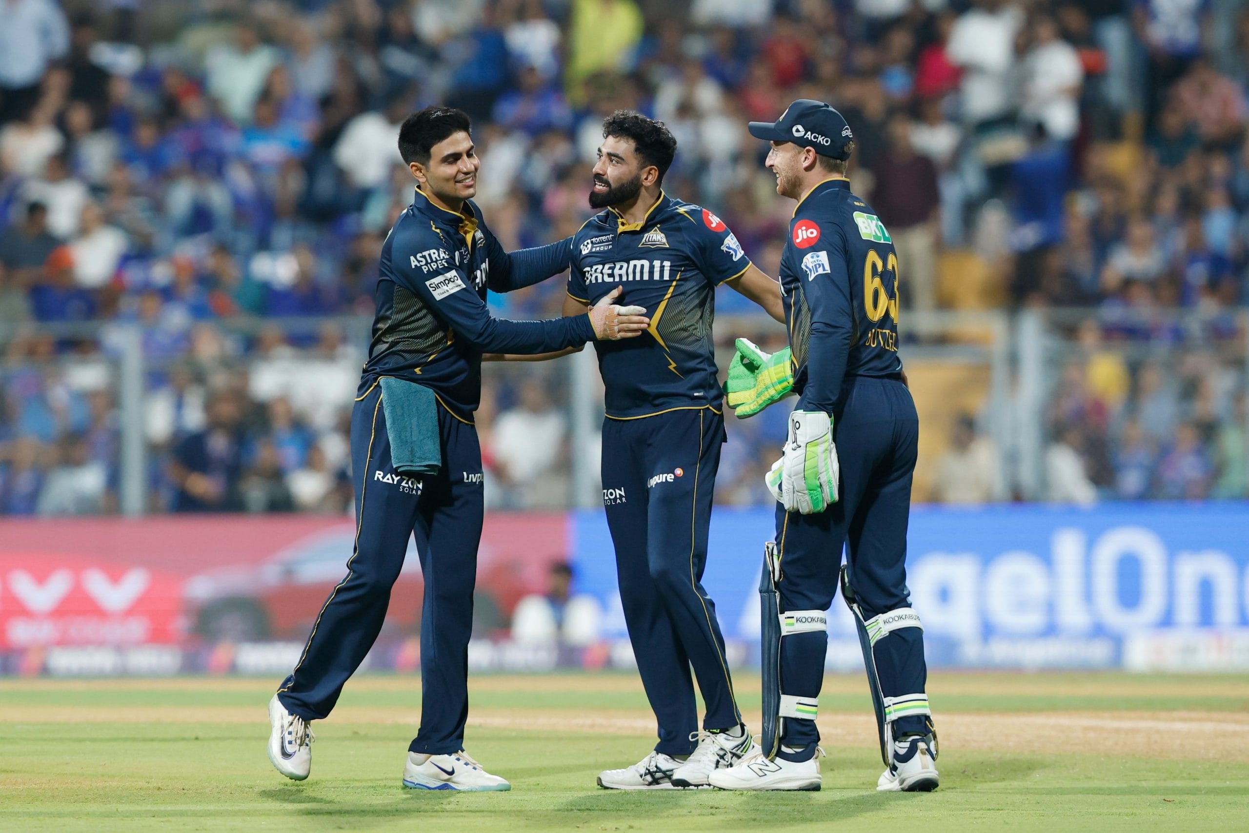 പ്ലേ ഓഫിൽ ഗുജറാത്തിനും മുംബൈയ്ക്കും ഇനി ഒരു കളി വീതമേ ഉള്ളൂ. ഗുജറാത്തിന് 18 പോയിൻ്റും മുംബൈക്ക് 16 പോയിൻ്റും. ഗുജറാത്ത് ചെന്നൈയെയും മുംബൈ പഞ്ചാബിനെയും നേരിടും. പഞ്ചാബിനെതിരെ മുംബൈ ജയിച്ച് ചെന്നൈക്കെതിരെ ഗുജറാത്ത് തോറ്റാൽ അവർക്ക് ആദ്യ രണ്ട് സ്ഥാനം നഷ്ടമാവും.