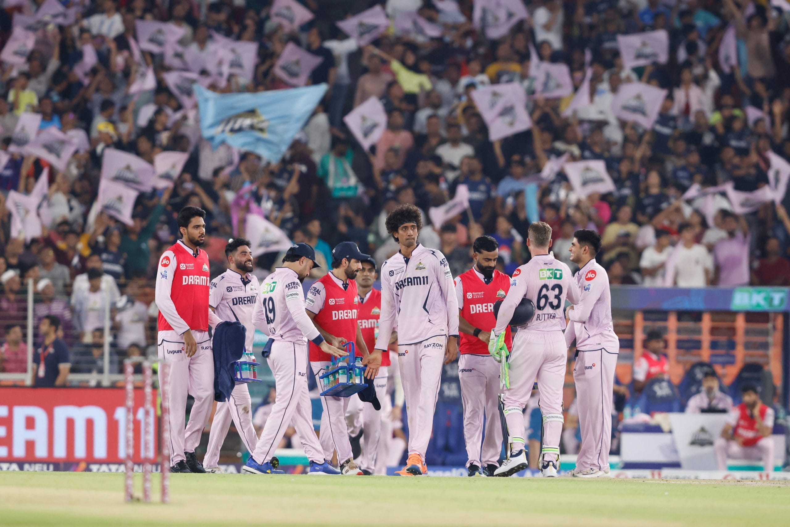 ആദ്യ സ്ഥാനത്തിനുള്ള സാധ്യത നിലനിർത്തണമെങ്കിൽ ഗുജറാത്തിന് ചെന്നൈയെ നിർബന്ധമായും തോല്പിച്ചിരിക്കണം. പരമാവധി ഗുജറാത്തിന് ലഭിക്കുക 20 പോയിൻ്റാണ്. പഞ്ചാബിനും ബെംഗളൂരുവിനും ലഭിക്കുക 21 പോയിൻ്റ് വീതവും. ആദ്യ രണ്ട് സ്ഥാനങ്ങളിലെത്തിയാൽ ഫൈനലിലേക്ക് രണ്ട് അവസരം ലഭിക്കും.