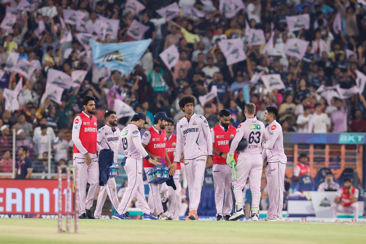 ആദ്യ സ്ഥാനത്തിനുള്ള സാധ്യത നിലനിർത്തണമെങ്കിൽ ഗുജറാത്തിന് ചെന്നൈയെ നിർബന്ധമായും തോല്പിച്ചിരിക്കണം. പരമാവധി ഗുജറാത്തിന് ലഭിക്കുക 20 പോയിൻ്റാണ്. പഞ്ചാബിനും ബെംഗളൂരുവിനും ലഭിക്കുക 21 പോയിൻ്റ് വീതവും. ആദ്യ രണ്ട് സ്ഥാനങ്ങളിലെത്തിയാൽ ഫൈനലിലേക്ക് രണ്ട് അവസരം ലഭിക്കും.