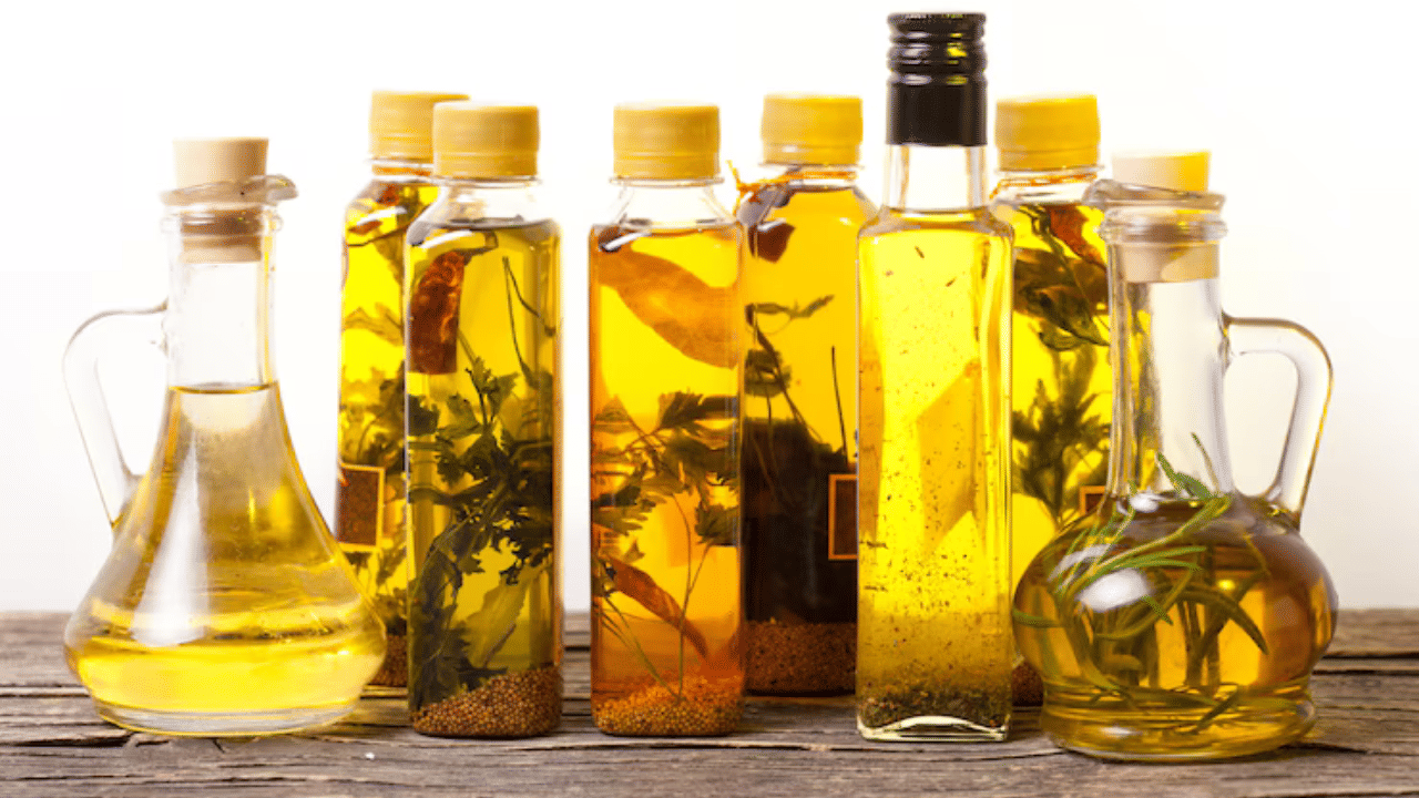 പാചകത്തിൽ എണ്ണ ഒഴിച്ചുകൂടാനാകാത്ത ഒന്നാണ്. ആരോ​ഗ്യബോധമുള്ള വ്യക്തിക്കൾ എണ്ണയിൽ നിന്ന് അല്പം വിട്ടുനിൽക്കുന്നുണ്ടെങ്കിലും, ആരോ​ഗ്യകരം എന്നു കരുതി പരതരം എണ്ണകൾ നാം ഉപയോ​ഗിക്കാറുണ്ട്. എന്നാൽ നിങ്ങൾ പാചകത്തിന് ഉപയോ​ഗിക്കുന്ന എല്ലാ എണ്ണകളും ആരോ​ഗ്യത്തിന് നല്ലതാണോ? ഏതെല്ലാം എണ്ണകളാണ് ഒഴിവാക്കേണ്ടതെന്ന് നോക്കാം.
