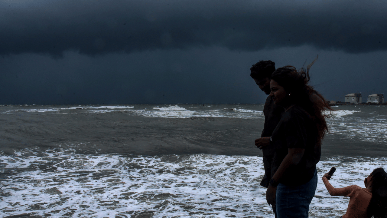 Kerala Weather Update: സൂക്ഷിക്കുക ഇന്ന് രാത്രി ഉയർന്ന തിരമാലയ്ക്കും കടലാക്രമണത്തിനും സാധ്യത