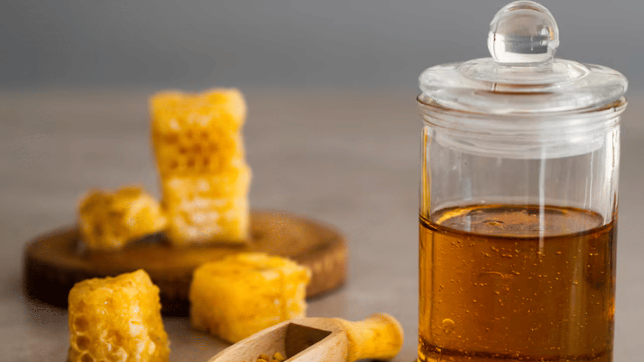 ശരീരഭാരം കുറയ്ക്കാൻ ശ്രമിക്കുന്നവർ, ഭക്ഷണത്തിലും ഏറെ ശ്രദ്ധിക്കേണ്ടതുണ്ട്. ഭക്ഷണക്രമത്തിൽ വരുത്തുന്ന ചെറിയൊരു മാറ്റം പോലും നിരവധി മാ നിരവധി മാറ്റങ്ങൾ വരുത്തേണ്ടതുണ്ട്. അത്തരത്തിൽ രണ്ട് ഭക്ഷ്യവിഭവങ്ങളാണ് തേനും ശർക്കരയും. ഇവ കഴിച്ചാൽ നിങ്ങളുടെ ശരീരഭാരം കുറയ്ക്കുന്നത് എങ്ങനെയാണെന്ന് നോക്കാം.