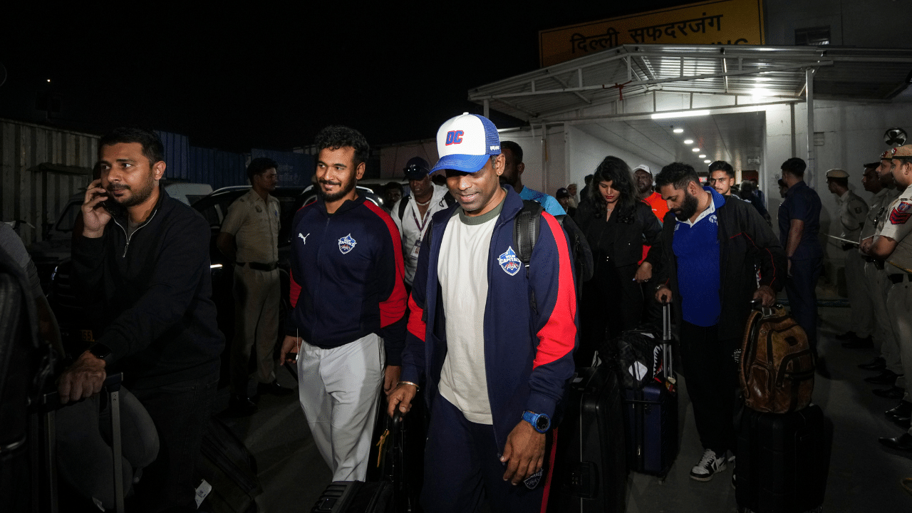 പാകിസ്താൻ ആക്രമണത്തിന് പിന്നാലെ വിമാനത്താവളങ്ങൾ അടച്ചതോടെയാണ് താരങ്ങളെ ട്രെയിൻ മാർഗം എത്തിച്ചത്.