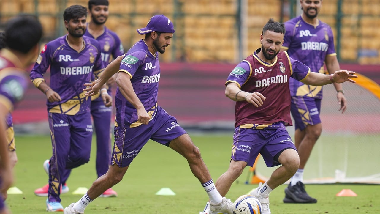 ചെറിയൊരു ഇടവേളയ്ക്ക് ശേഷം ഐപിഎല്‍ 2025 സീസണ്‍ പുനഃരാരംഭിച്ചെങ്കിലും ആദ്യ മത്സരത്തില്‍ ഒരു പന്ത് പോലും അറിയാന്‍ മഴ അനുവദിച്ചില്ല. ഫലമോ, നിലവിലെ ചാമ്പ്യന്‍മാരായ കൊല്‍ക്കത്ത നൈറ്റ് റൈഡേഴ്‌സ് പ്ലേ ഓഫ് കാണാതെ പുറത്തായി (Image Credits: PTI).