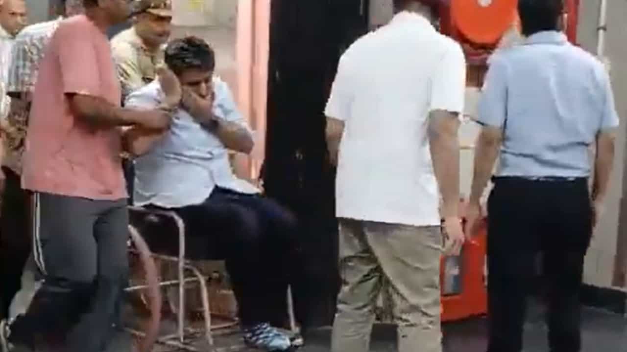 IRS Officer Beaten Up: ഐആർഎസ് ഉദ്യോഗസ്ഥനെ ആക്രമിച്ച് ഇൻകം ടാക്സ് ഓഫീസ് സഹപ്രവർത്തകൻ; പരാതിയില്ലെന്ന് ഓഫീസർ IRS Officer Beaten Up: ഐആർഎസ് ഉദ്യോഗസ്ഥനെ ആക്രമിച്ച് ഇൻകം ടാക്സ് ഓഫീസ് സഹപ്രവർത്തകൻ; പരാതിയില്ലെന്ന് ഓഫീസർ