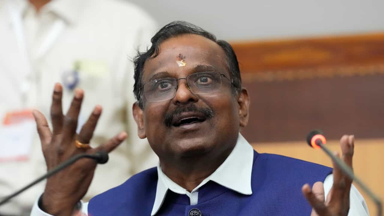 ISRO Chairman: 24 മണിക്കൂറും ഇന്ത്യക്ക് സുരക്ഷ ഉറപ്പാക്കി 10 ഉപഗ്രഹങ്ങൾ, എല്ലാ മേഖലയിലും ഇന്ത്യ മുന്നിലെത്തുമെന്ന്-ഐഎസ്ആർഒ മേധാവി ISRO Chairman: 24 മണിക്കൂറും ഇന്ത്യക്ക് സുരക്ഷ ഉറപ്പാക്കി 10 ഉപഗ്രഹങ്ങൾ, എല്ലാ മേഖലയിലും ഇന്ത്യ മുന്നിലെത്തുമെന്ന്-ഐഎസ്ആർഒ മേധാവി