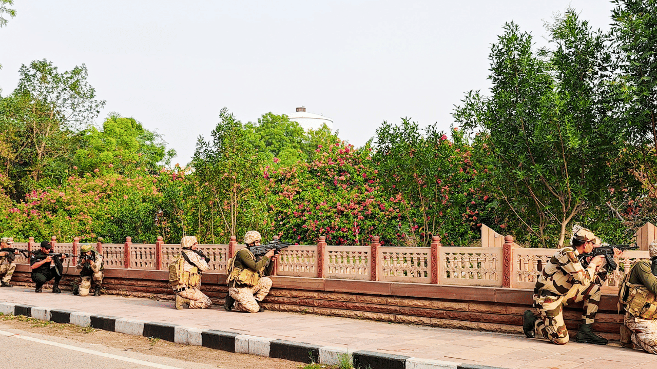 India Pakistan Tensions: വീടുകളിൽ തന്നെ തുടരണം, പൊതുസ്ഥലത്ത് ഒത്തുകൂടരുത്; രാജസ്ഥാനിൽ റെഡ് അലർട്ട്, ലോക്ക്ഡൗൺ