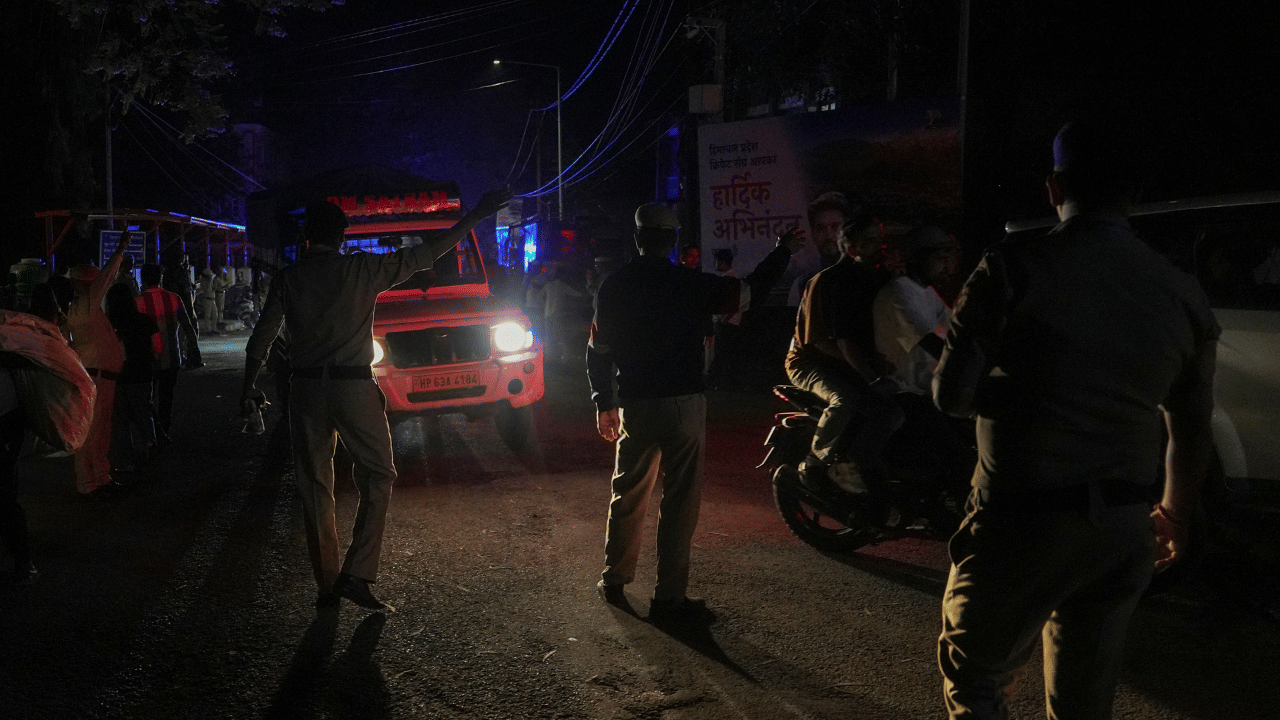 ഇന്ത്യയിലെ എല്ലാ വിമാനത്താവളങ്ങളിലും ഇന്ത്യ പാക് സംഘർഷത്തെ തുടർന്ന് സുരക്ഷ ശക്തമാക്കിയിരിക്കുകയാണ്. ഇതേതുടർന്ന് 24 വിമാനത്താവളങ്ങളാണ് അടച്ചിരിക്കുന്നത്. എയർ ഇന്ത്യ, ആകാശ എയർ, ഇൻഡിഗോ എന്നിവയുൾപ്പെടെയുള്ള ഇന്ത്യയിലെ ആഭ്യന്തര വിമാനക്കമ്പനികൾ യാത്രക്കാർക്കായി നിർദ്ദേശങ്ങൾ പുറപ്പെടുവിച്ചിട്ടുണ്ട്. (Image Credits: PTI) 
