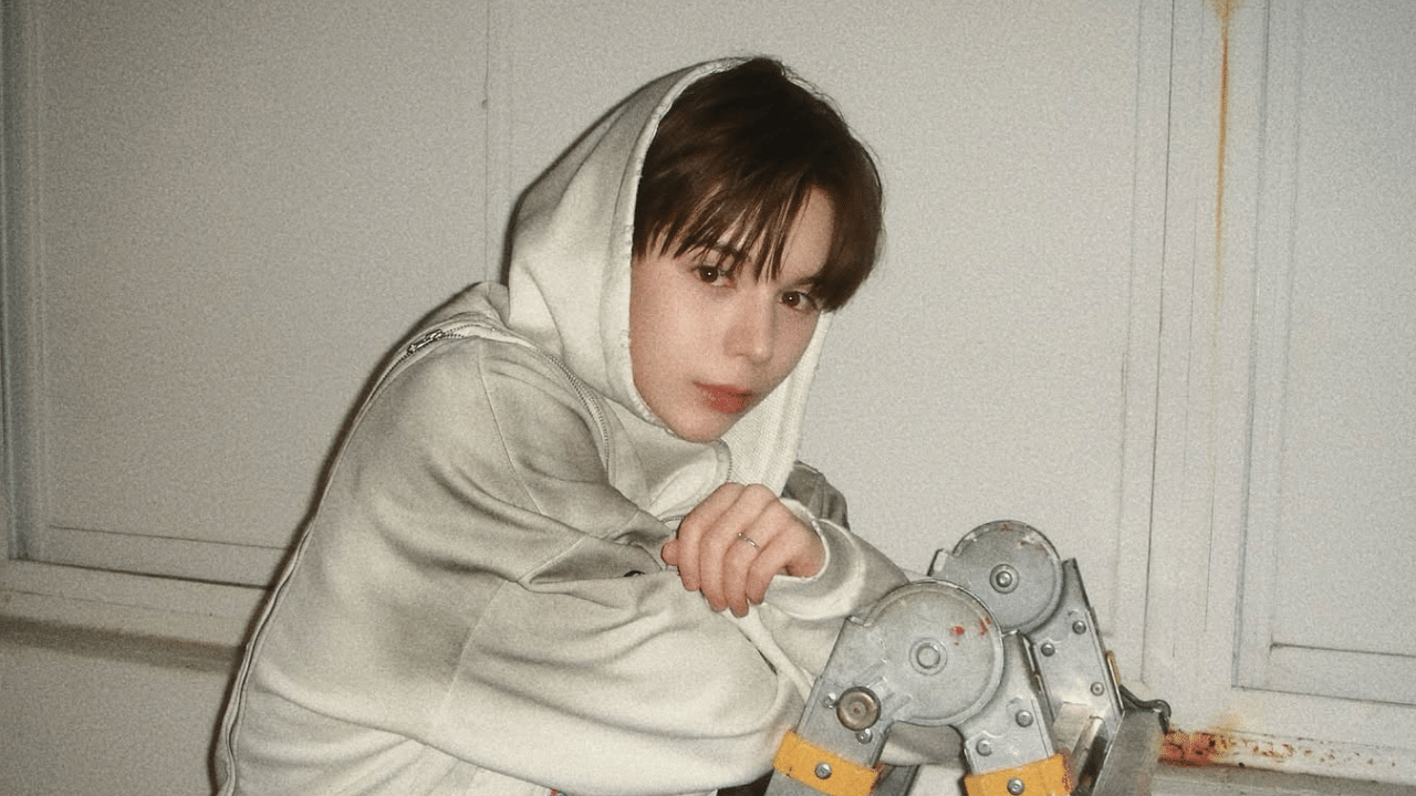 കൊറിയൻ സൗന്ദര്യ നിലവാരത്തെയാണ് കമന്റിലൂടെ പലരും കുറ്റപ്പെടുത്തുന്നത്. ഇതിന് മുൻപും പല താരങ്ങളെയും എസ്എം എന്റെർറ്റൈന്മെന്റ്സ് പ്ലാസ്റ്റിക് സർജറിക്ക് വിധേയമാക്കിയിട്ടുണ്ടെന്ന് ആരാധകർ ആരോപിക്കുന്നു. (Image Credits: Instagram)