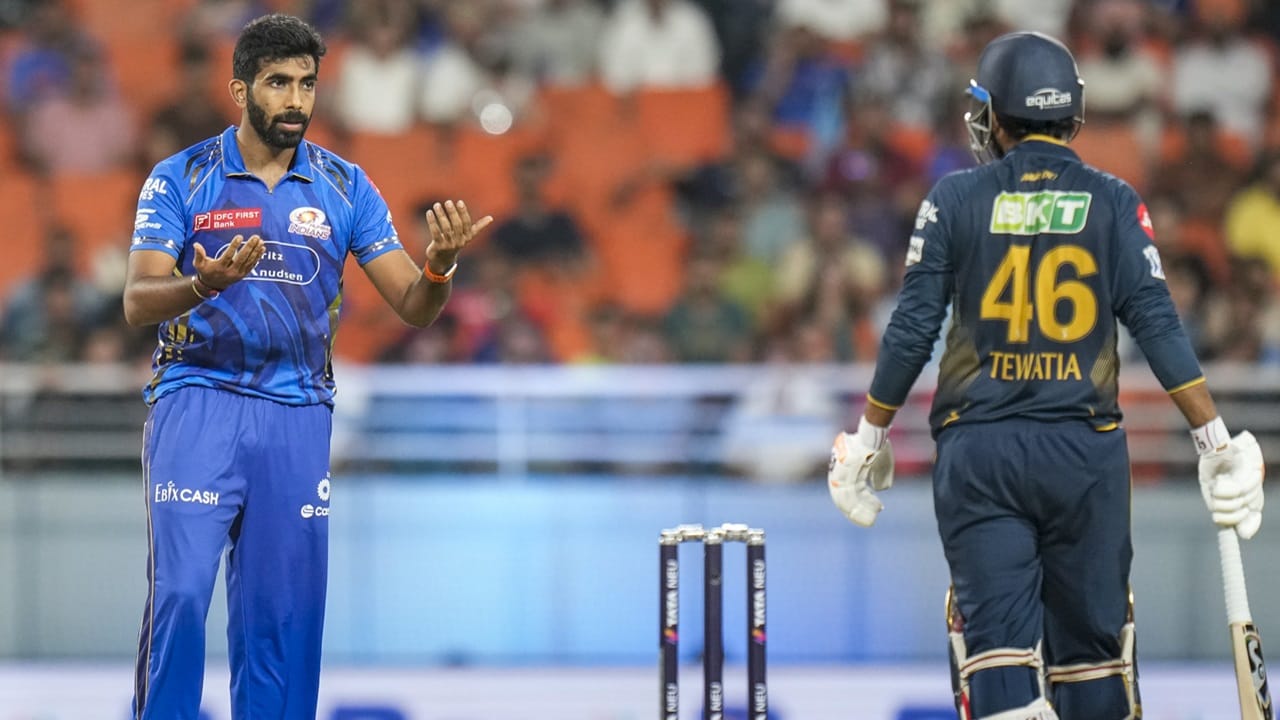  ആവേശപ്പോരാട്ടത്തില്‍ ഗുജറാത്ത് ടൈറ്റന്‍സിനെ കീഴടക്കി മുംബൈ ഇന്ത്യന്‍സ് എലിമിനേറ്റര്‍ പരീക്ഷ പാസായപ്പോള്‍ നിര്‍ണായകമായത് ജസ്പ്രീത് ബുംറയുടെ പ്രകടനവും. രോഹിത് ശര്‍മയുടെയും (50 പന്തില്‍ 81), ജോണി ബെയര്‍സ്‌റ്റോയുടെയും (22 പന്തില്‍ 47) ബാറ്റിങ് കരുത്തില്‍ 228 റണ്‍സാണ് മുംബൈ അടിച്ചുകൂട്ടിയത് (Image Credits: PTI)