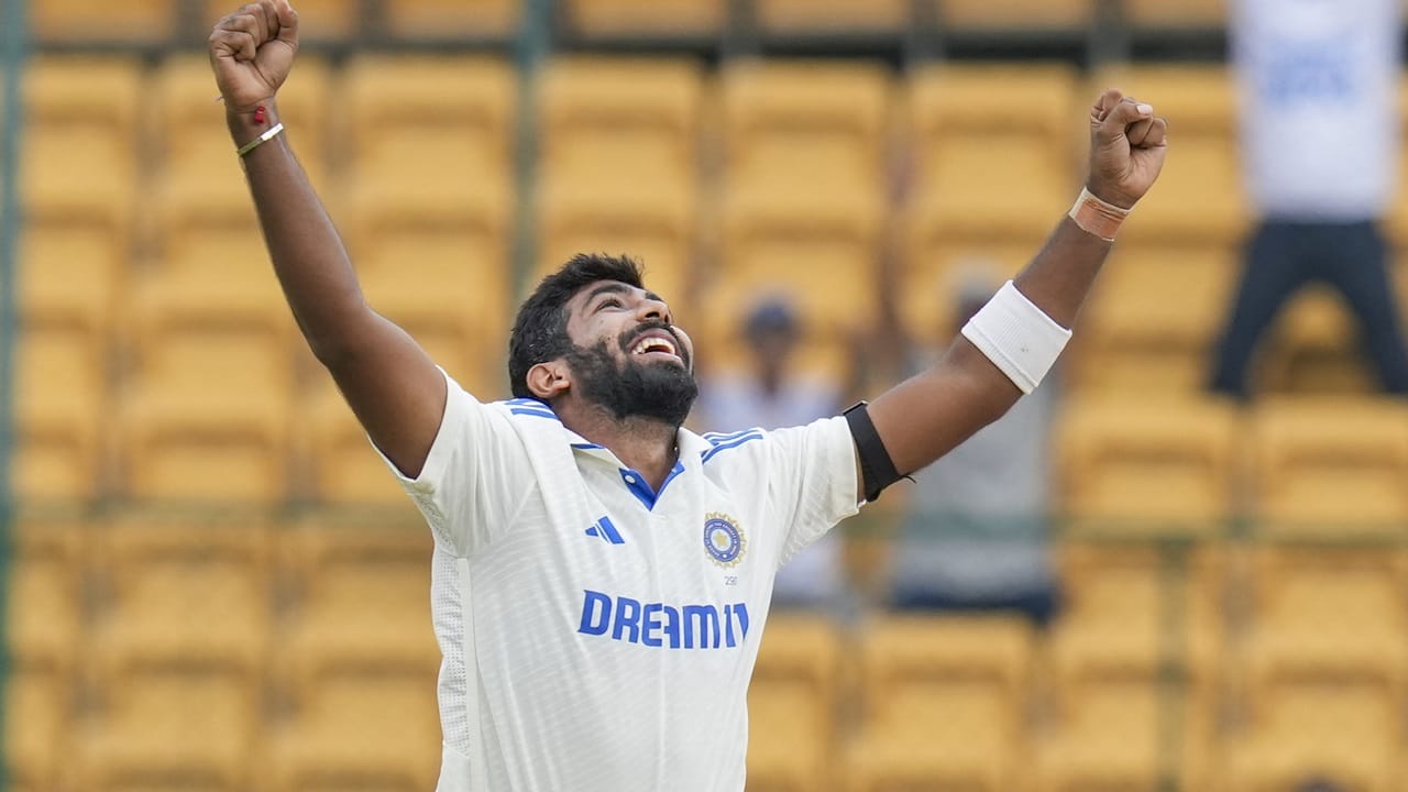 രോഹിതും വിരാടും ഒരുമിച്ച് വിരമിക്കുമെന്ന് കരുതിയില്ലെന്ന് അശ്വിന് പ്രതികരിച്ചു. ഇത് ഗൗതം ഗംഭീര് യുഗത്തിന്റെ തുടക്കമാണ്. ഇംഗ്ലണ്ട് പര്യടനത്തിന് പോകുന്നത് പുതിയ ടീമാകും. ബുംറയാണ് സീനിയര് താരം. അദ്ദേഹം ക്യാപ്റ്റന്സി അര്ഹിക്കുന്നുവെന്നും അശ്വിന് ചൂണ്ടിക്കാട്ടി.