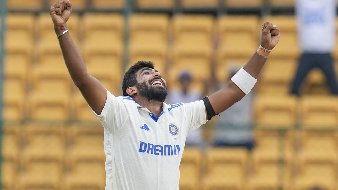 രോഹിതും വിരാടും ഒരുമിച്ച് വിരമിക്കുമെന്ന് കരുതിയില്ലെന്ന് അശ്വിന്‍ പ്രതികരിച്ചു. ഇത് ഗൗതം ഗംഭീര്‍ യുഗത്തിന്റെ തുടക്കമാണ്. ഇംഗ്ലണ്ട് പര്യടനത്തിന് പോകുന്നത് പുതിയ ടീമാകും. ബുംറയാണ് സീനിയര്‍ താരം. അദ്ദേഹം ക്യാപ്റ്റന്‍സി അര്‍ഹിക്കുന്നുവെന്നും അശ്വിന്‍ ചൂണ്ടിക്കാട്ടി.