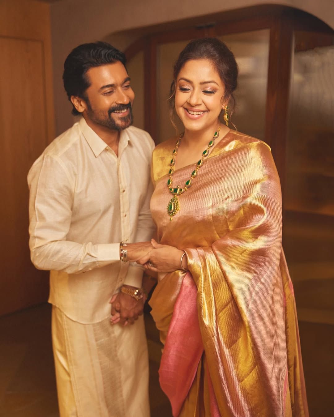 മകള് ദിയയുടെ സ്കൂള് ഗ്രാജുവേഷന് പരിപാടിയില് നിന്നുള്ള ദൃശ്യങ്ങള് പങ്കിട്ടിരിക്കുകയാണ് നടി ജ്യോതിക. എന്നാല് മകളുടെ നേട്ടത്തില് അഭിമാനിക്കുന്ന അച്ഛനമ്മമാര് മാത്രമായല്ല സൂര്യയും ജ്യോതികയുമെത്തിയത്. ഇരുവരുടെയും മാതാപിതാക്കളെയും ചടങ്ങിലേക്കെത്തിച്ച് താരങ്ങള് സന്തോഷം ഇരട്ടിയാക്കി. (Image Credits: Instagram)