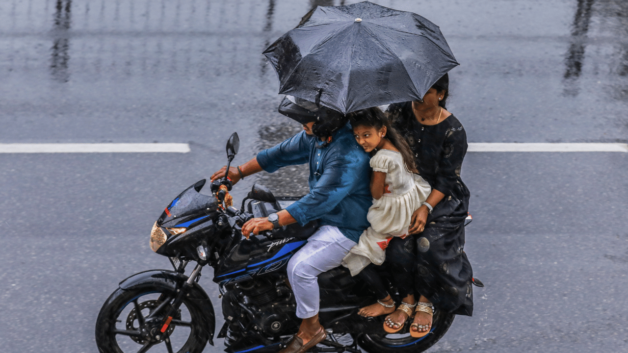 Kerala Weather Update: മഴ വരുന്നു മഴ; സംസ്ഥാനത്ത് വീണ്ടും ജാഗ്രത നിര്ദേശം Kerala Weather Update: മഴ വരുന്നു മഴ; സംസ്ഥാനത്ത് വീണ്ടും ജാഗ്രത നിര്ദേശം