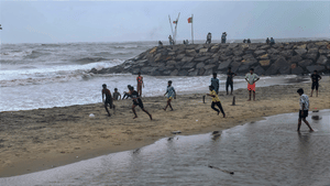 Kerala Rain Alert: മഴ കുറഞ്ഞിട്ടില്ല; സംസ്ഥാനത്ത് അടുത്ത് 5 ദിവസത്തേക്ക് മുന്നറിയിപ്പ്, 4 ജില്ലകളിൽ ഓറഞ്ച് അലർട്ട്