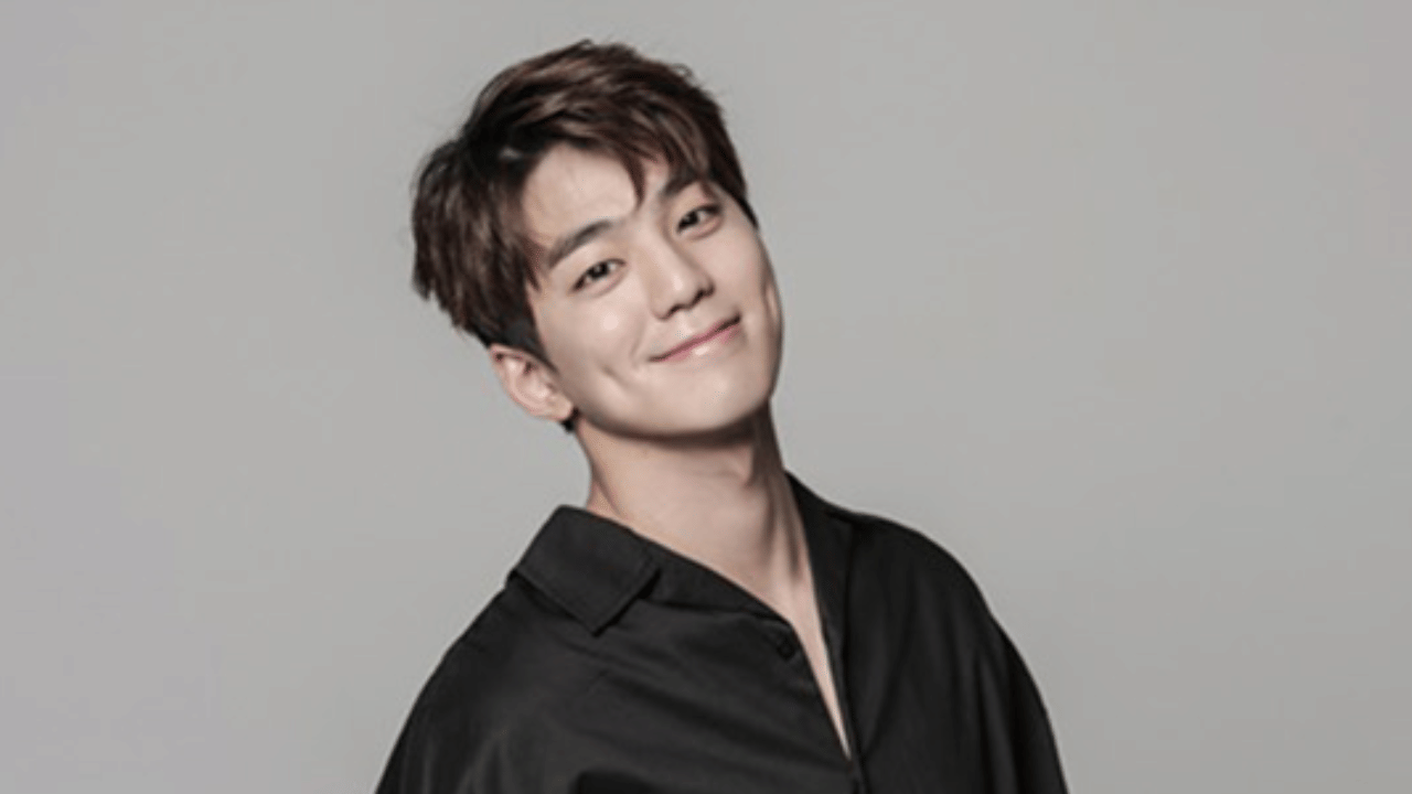 'ബിസിനസ് പ്രൊപ്പോസൽ', 'സൊ ഐ മാരീഡ് എ ആന്റി-ഫാൻ', 'ക്വീൻ - ലവ് ആൻഡ് വാർ' തുടങ്ങിയ കെ-ഡ്രാമകളിലൂടെ ശ്രദ്ധ നേടിയ കിം മിൻ ക്യു 2024 ഏപ്രിലിലാണ് സൈനിക സേവനം ആരംഭിച്ചത്. താരം 2025 സെപ്റ്റംബർ 20-ന് മടങ്ങിയെത്തും. (Image Credits: Instagram)
