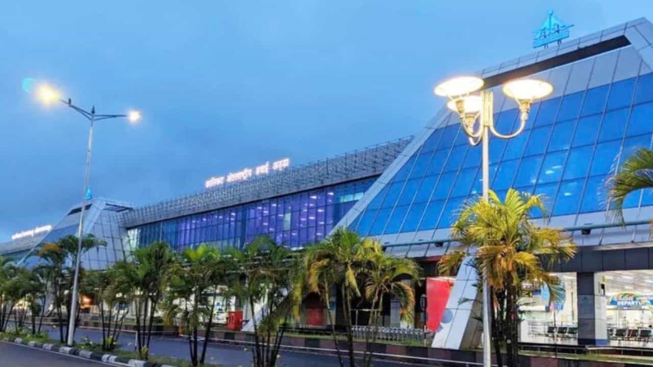 Hybrid Ganja: കരിപ്പൂരില് വന് ലഹരിവേട്ട; 9 കോടി രൂപയുടെ ഹൈബ്രിഡ് കഞ്ചാവ് പിടികൂടി Hybrid Ganja: കരിപ്പൂരില് വന് ലഹരിവേട്ട; 9 കോടി രൂപയുടെ ഹൈബ്രിഡ് കഞ്ചാവ് പിടികൂടി