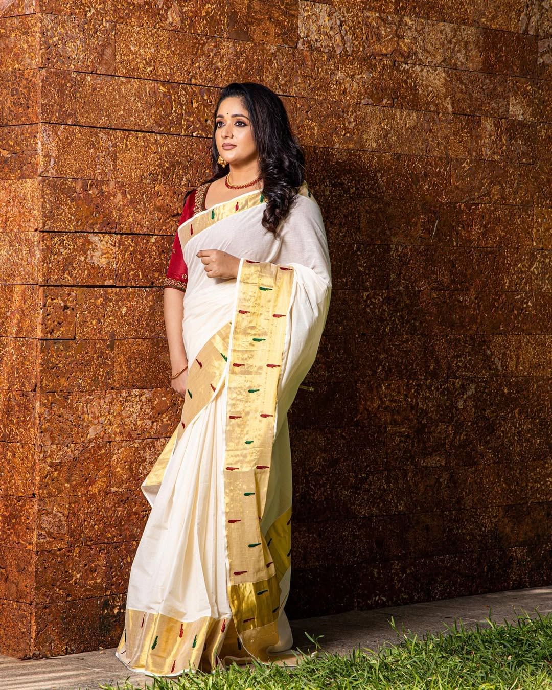 ദിലീപുമൊത്തുള്ള വിവാഹത്തിന് ശേഷം സിനിമയില് നിന്ന് വിട്ടുനിന്നെങ്കിലും സ്വന്തം വസ്ത്രവ്യാപാര സ്ഥാപനമായ ലക്ഷ്യയുമായി മുന്നോട്ടുപോകുകയാണ് കാവ്യ മാധവന്. ഈയടുത്തിടെയാണ് താരം സോഷ്യല് മീഡിയയിലും സജീവമായി തുടങ്ങിയത്. (Image Credits: Instagram)