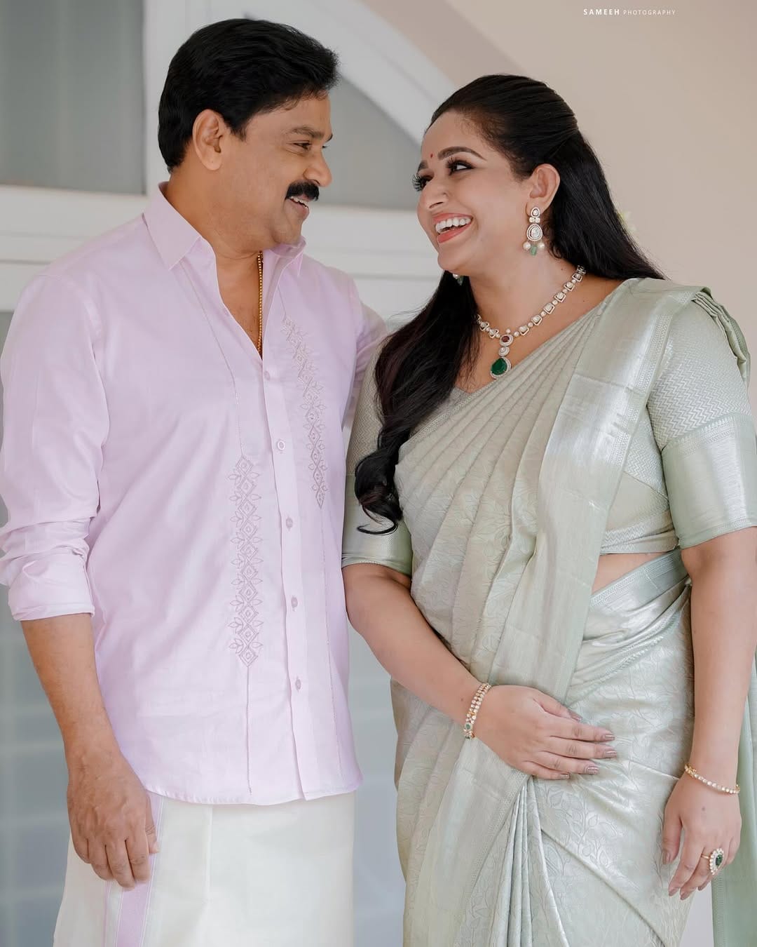 അതേസമയം, 2016ല് ദിലീപിനെ വിവാഹം കഴിച്ചതിന് പിന്നാലെ കാവ്യ മാധവന് അഭിനയ ജീവിതത്തില് നിന്ന് വിട്ടുനില്ക്കുകയാണ്. എന്നാല് ഇപ്പോള് ലക്ഷ്യ എന്ന ഓണ്ലൈന് വസ്ത്ര വ്യാപാര സ്ഥാപനവുമായി തിരക്കിലാണ് താരം.