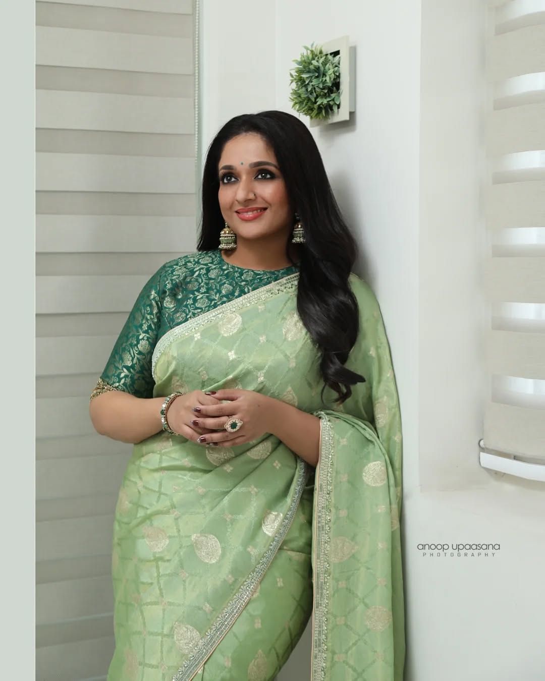 എന്റെ ചെറുപ്പം മുതലേ ഞാന് അങ്ങനെയാണ്. ഞാനൊരു സ്ഥലത്ത് പോയി വന്നാല് അവിടെ നിന്ന് എന്തെങ്കിലും കൊണ്ടുവരും. ഞാനിപ്പോള് ബസ്സിലാണ് യാത്ര ചെയ്യുന്നതെങ്കില് കയറിയ ഇടത്ത് നിന്ന് ഇറങ്ങുന്ന സ്ഥലം വരെ ആ ബസ്സിലുള്ളവരെല്ലാം എന്റെ ഫ്രെണ്ട്സ് ആയിട്ടുണ്ടാകും എന്നാണ് കാവ്യ പറയുന്നത്.