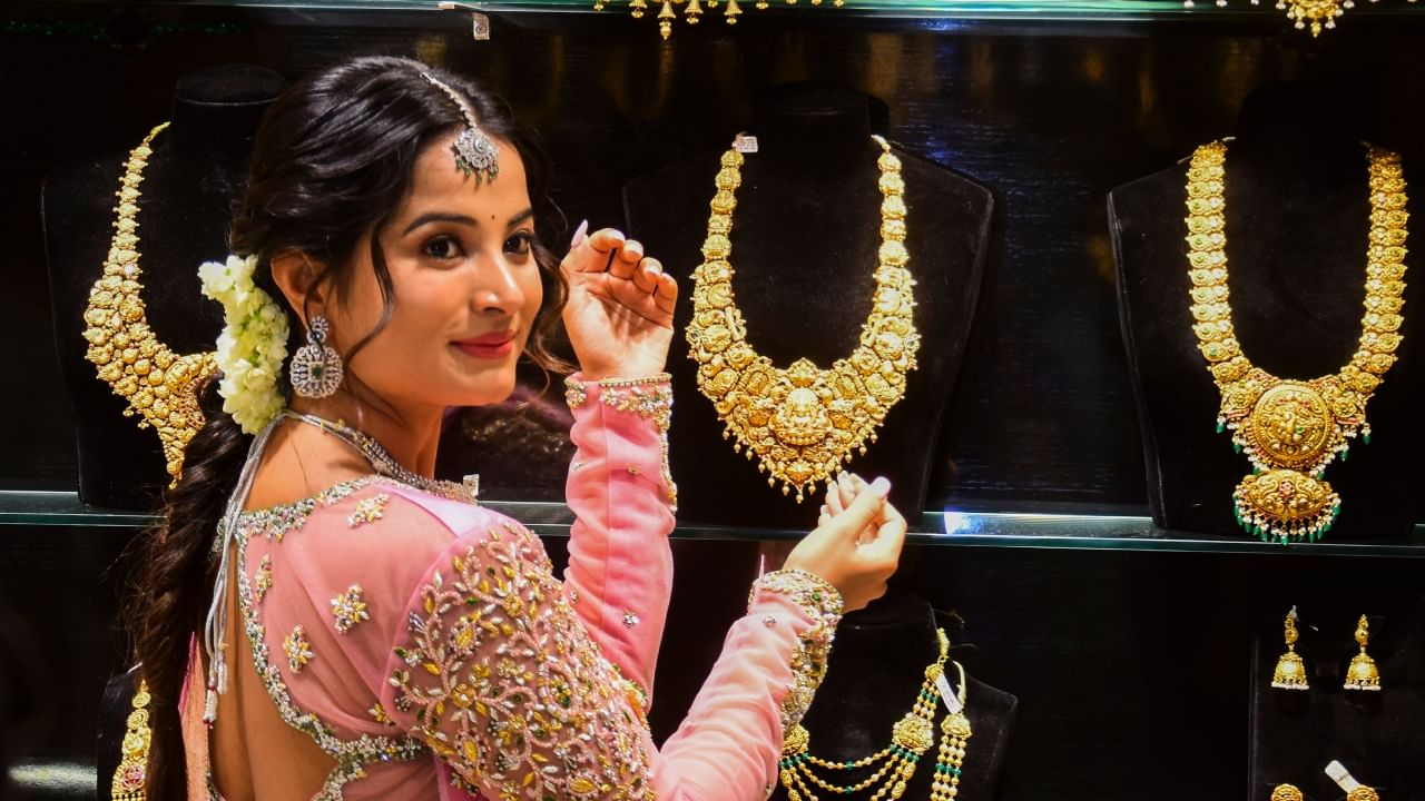 Kerala Gold Rate: കുറഞ്ഞും കൂടിയും സ്വർണവില; സഞ്ചാരം ഉയരങ്ങളിലേക്ക് തന്നെയെന്ന് വിലയിരുത്തൽ Kerala Gold Rate: കുറഞ്ഞും കൂടിയും സ്വർണവില; സഞ്ചാരം ഉയരങ്ങളിലേക്ക് തന്നെയെന്ന് വിലയിരുത്തൽ