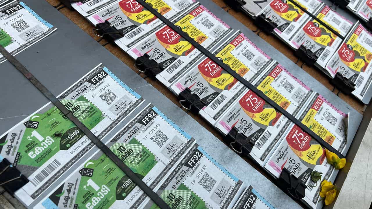 Kerala Lottery Fraudulent : കേരള ലോട്ടറി അടിച്ചെന്ന് പറഞ്ഞ് ഫോൺ വന്നു; ഹൈദരാബാദിൽ സർക്കാർ ഉദ്യോഗസ്ഥയ്ക്ക് നഷ്ടമായത് 7.55 ലക്ഷം രൂപ Kerala Lottery Fraudulent : കേരള ലോട്ടറി അടിച്ചെന്ന് പറഞ്ഞ് ഫോൺ വന്നു; ഹൈദരാബാദിൽ സർക്കാർ ഉദ്യോഗസ്ഥയ്ക്ക് നഷ്ടമായത് 7.55 ലക്ഷം രൂപ