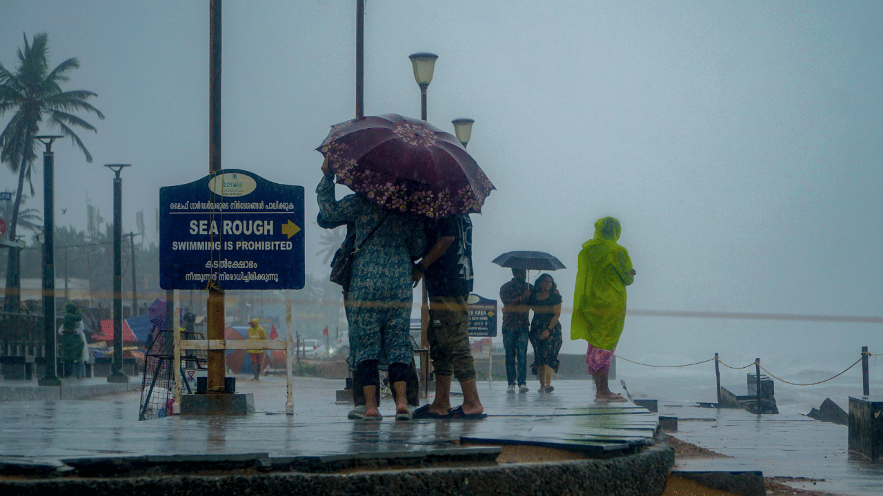 Kerala Rain Alert: തോരാമഴയിൽ മുങ്ങി കേരളം; 8 ജില്ലകളിൽ റെഡ് അലർട്ട് തുടരുന്നു, നാളെയും സ്കൂളുകൾക്ക് അവധി Kerala Rain Alert: തോരാമഴയിൽ മുങ്ങി കേരളം; 8 ജില്ലകളിൽ റെഡ് അലർട്ട് തുടരുന്നു, നാളെയും സ്കൂളുകൾക്ക് അവധി