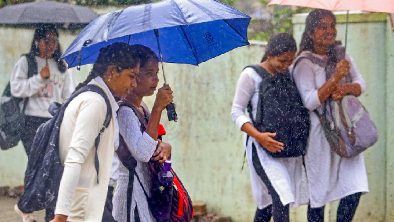 Kerala School Holidays: നാളെ ഈ ജില്ലകളിൽ വിദ്യാഭ്യാസ സ്ഥാപനങ്ങൾക്ക് അവധി; പരീക്ഷകൾക്ക് മാറ്റമില്ല