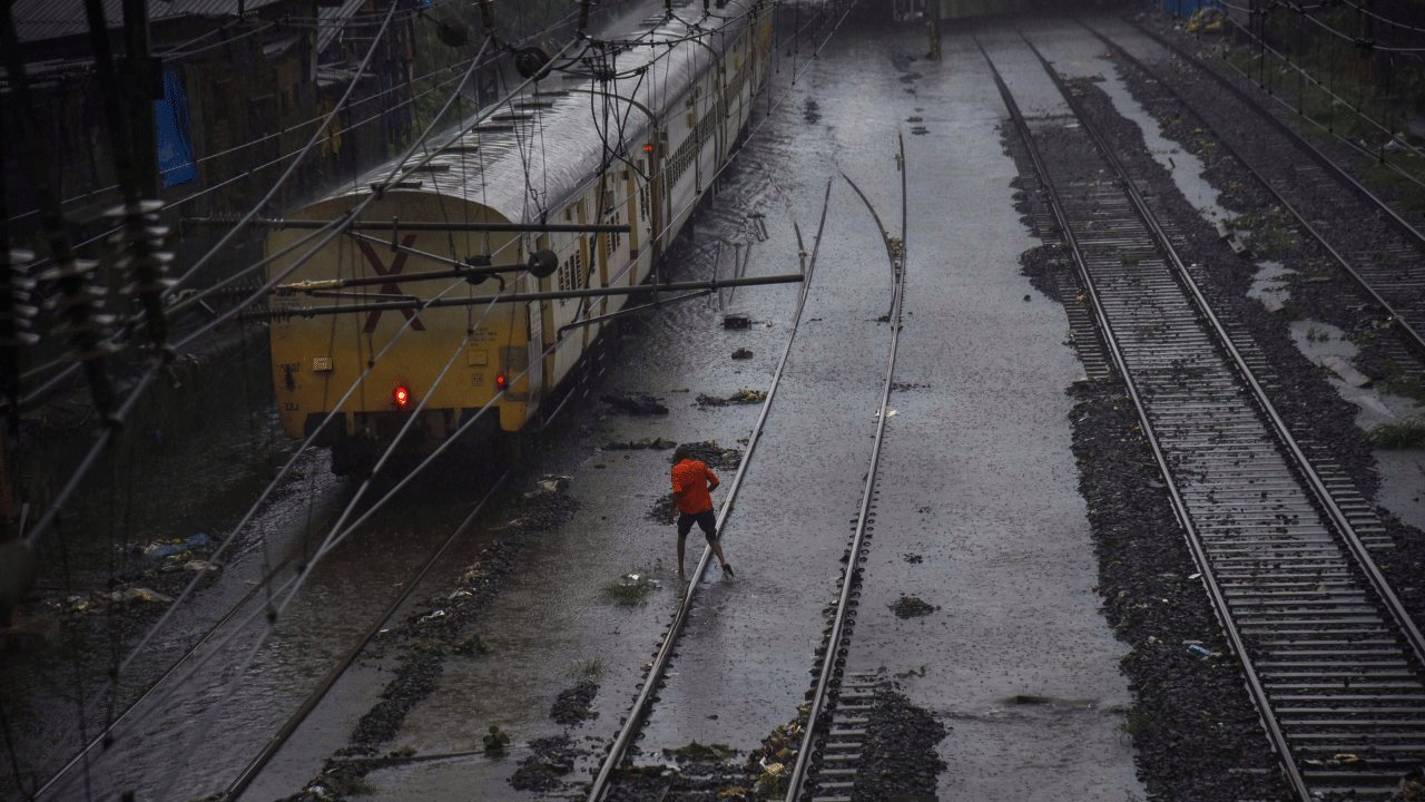 Kerala Train Service: ട്രെയിൻ ഗതാഗതം താറുമാർ; മംഗളൂരുവിൽ ട്രാക്കിലേക്ക് മരം വീണു, വന്ദേഭാരതടക്കം കേരളത്തിലേക്കുള്ള തീവണ്ടി വൈകും