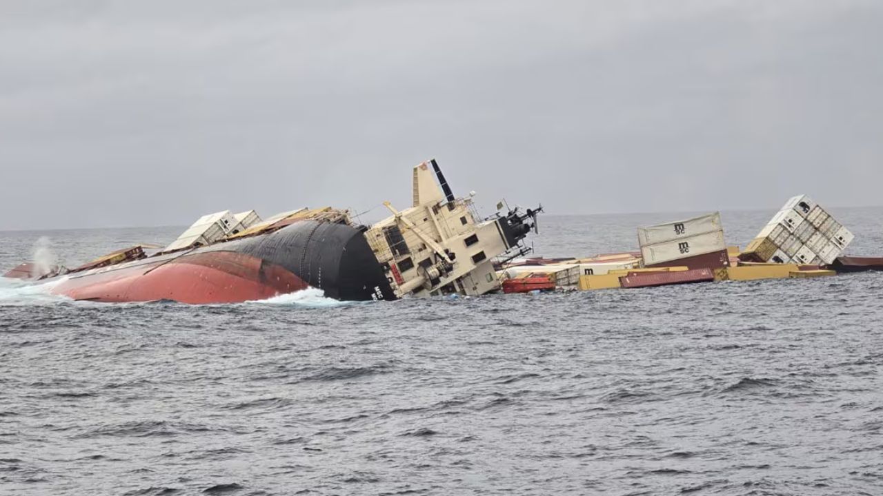Kochi Ship Accident: ചരക്കുകപ്പല്‍ മുങ്ങാന്‍ കാരണം സാങ്കേതികത്തകരാര്‍; ബല്ലാസ്റ്റില്‍ വെള്ളം നിറഞ്ഞ് കപ്പല്‍ ചെരിഞ്ഞു