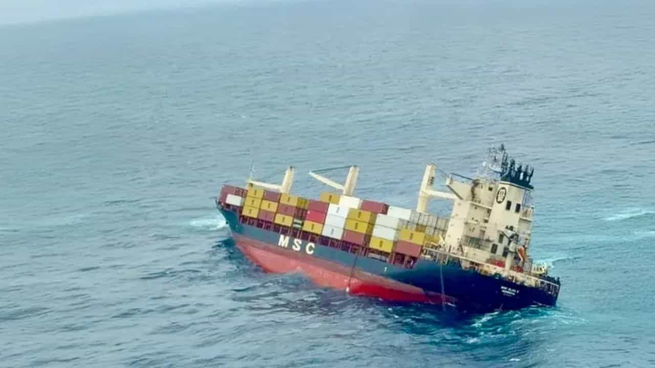 Kochi Ship Accident: ചരക്കുകപ്പലിലെ കണ്ടെയ്‌നര്‍ കൊല്ലം തീരത്തടിഞ്ഞു; ജാഗ്രതാ നിര്‍ദേശം