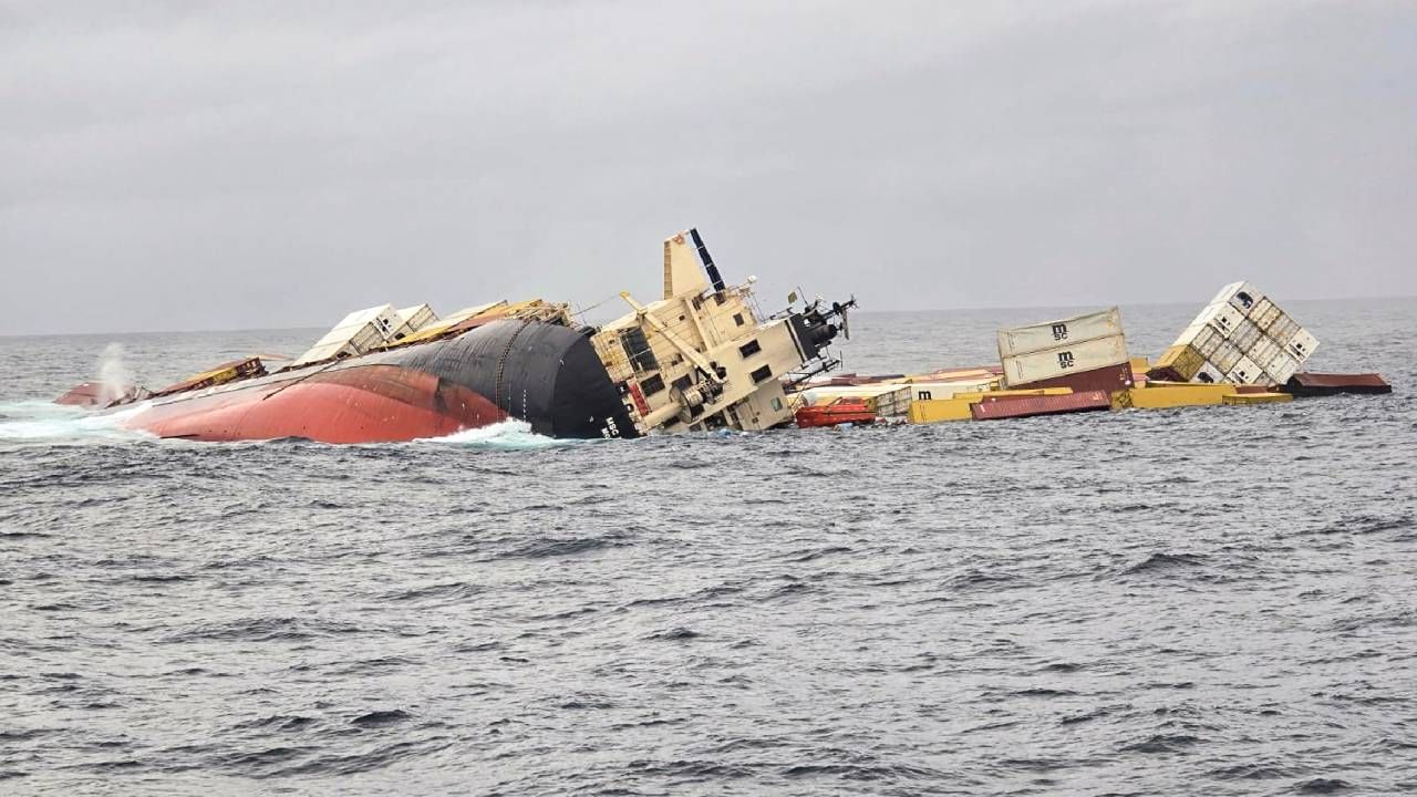 Kochi Ship Accident: കടലിൽ വീണ കണ്ടെയ്നറുകൾ ഇന്ന് ഉച്ചയ്ക്കുശേഷം തീരത്തെത്തും, പൊതുജനങ്ങൾക്ക് ജാഗ്രത നിർദേശം
