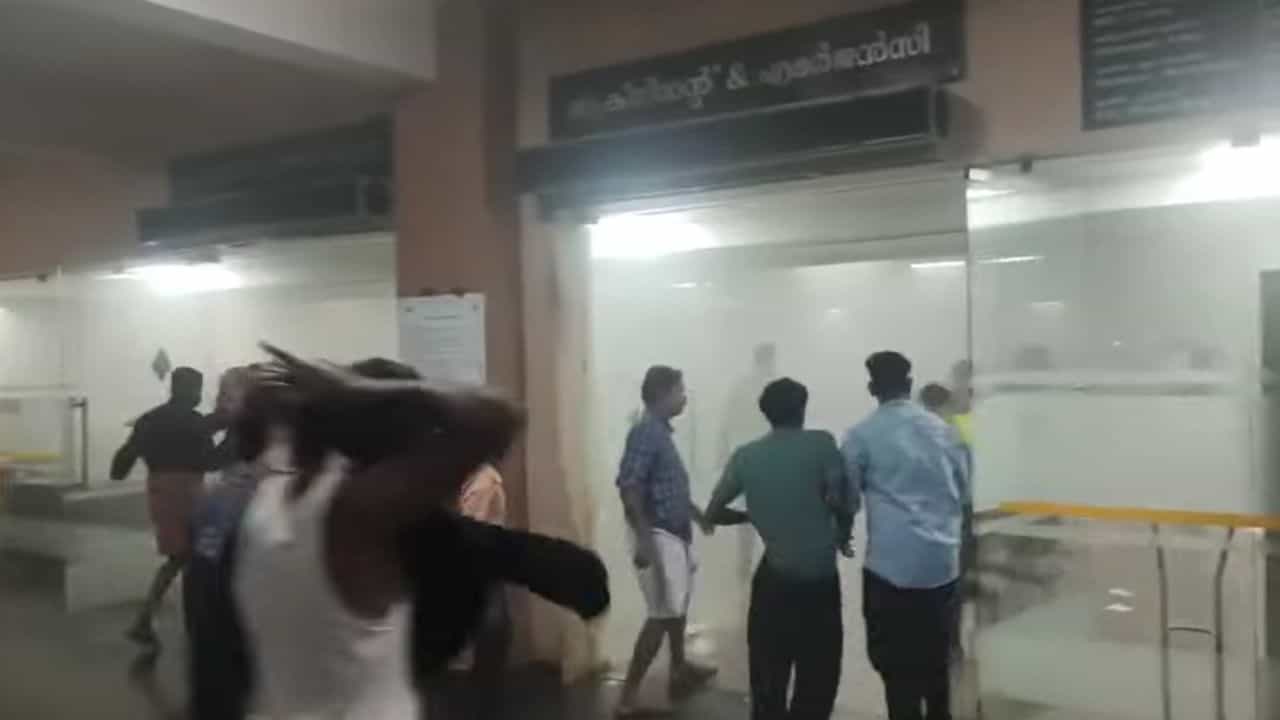 Kozhikode Medical College : കോഴിക്കോട് മെഡിക്കൽ കോളജിൽ പുകപടർന്ന സംഭവം; നാല് പേര് മരിച്ചതായി റിപ്പോർട്ട്
